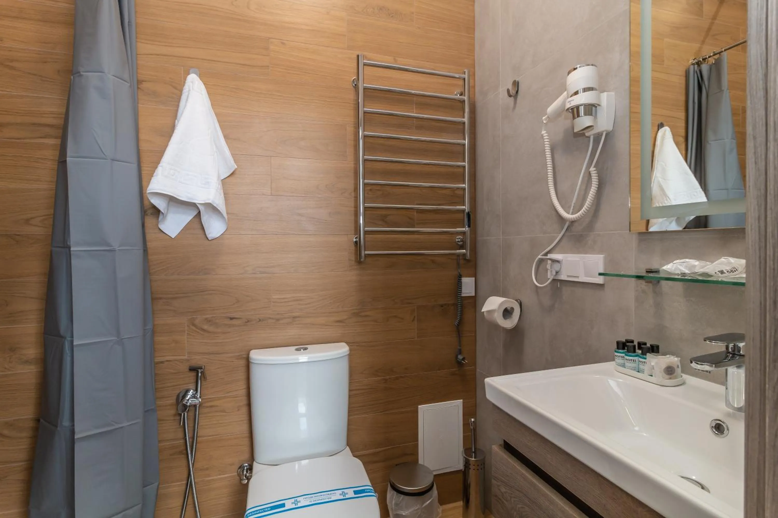 Shower in Opera Passage Hotel & Apartments
