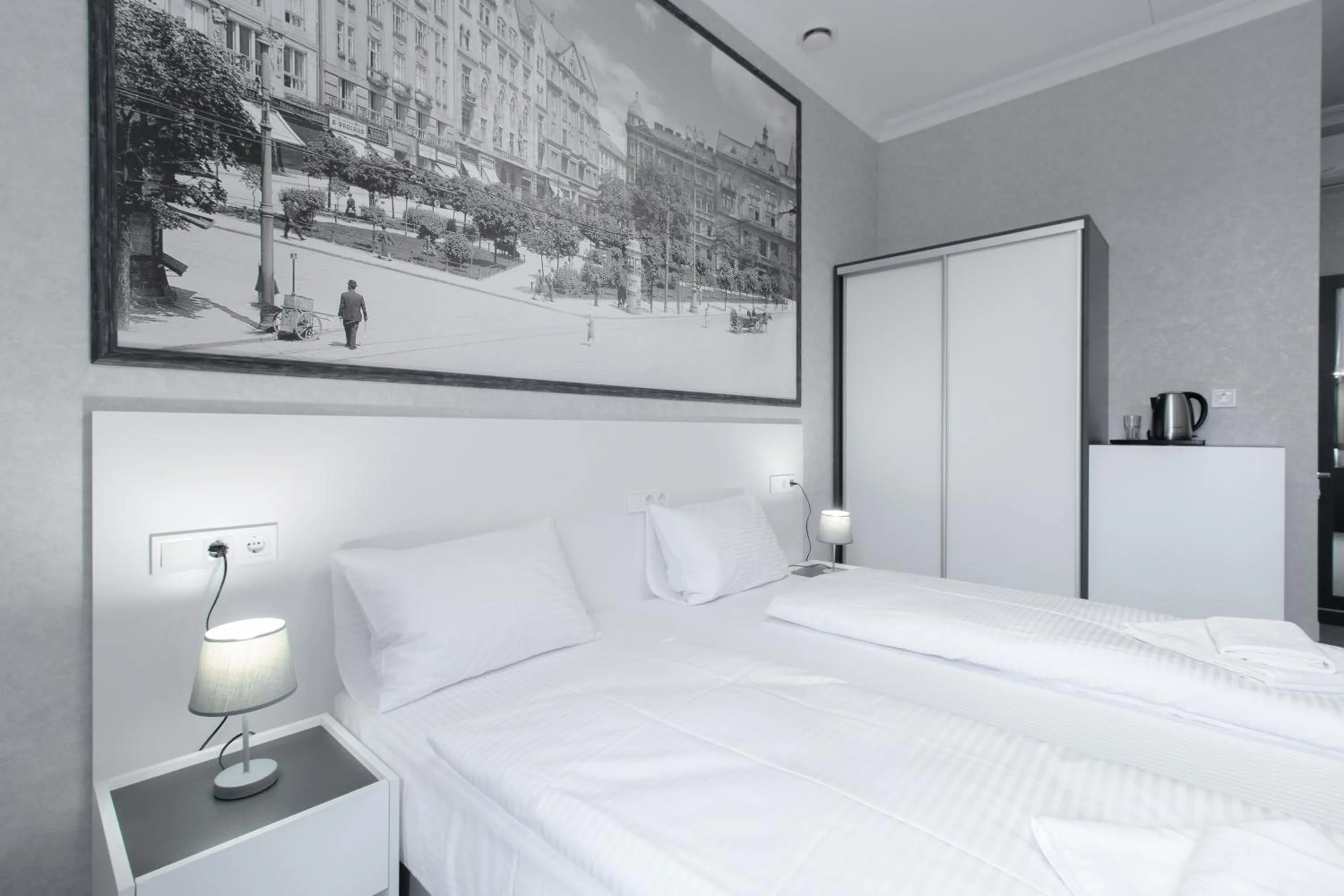 Bed in Opera Passage Hotel & Apartments