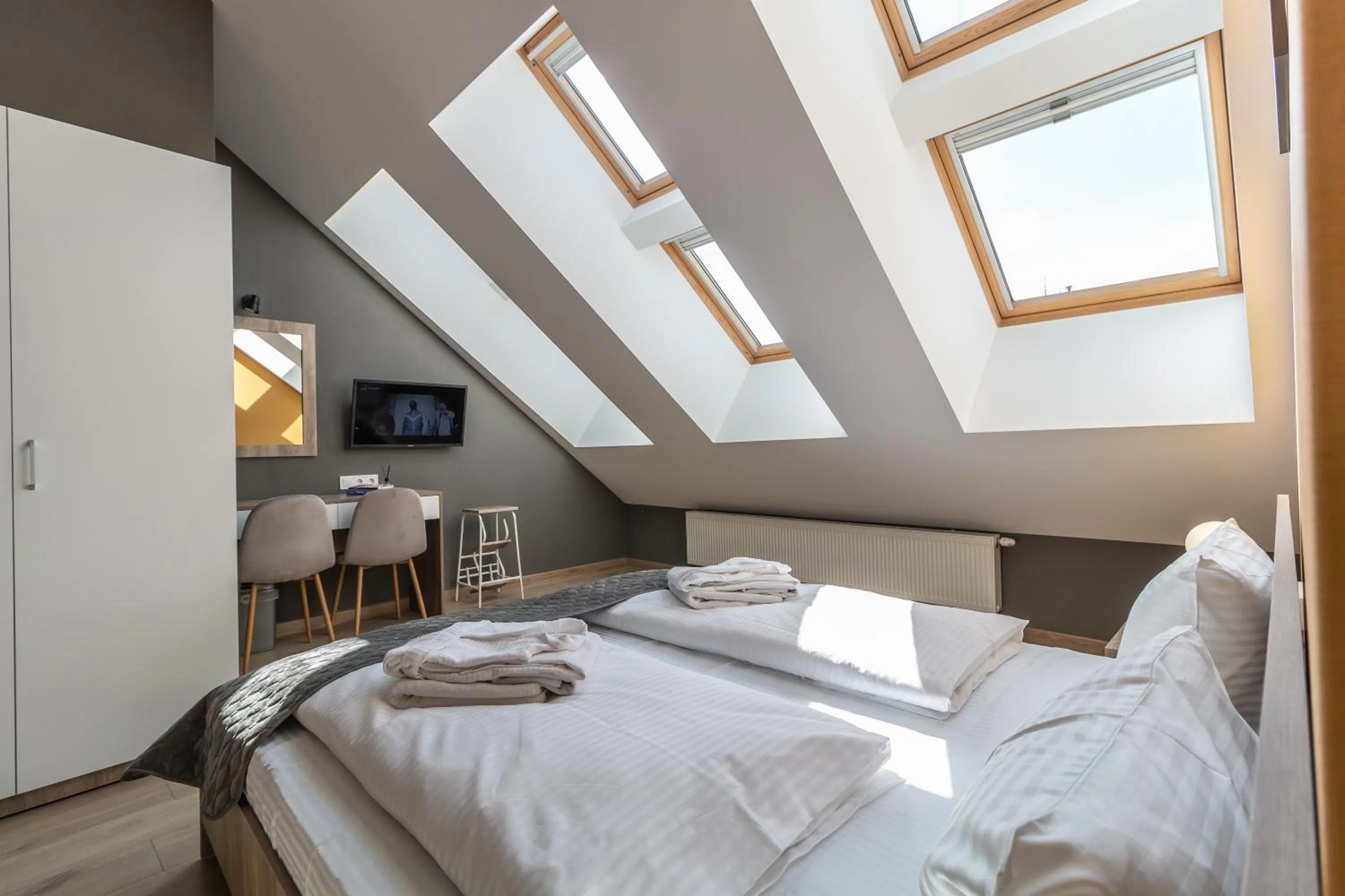 Shower, Bed in Opera Passage Hotel & Apartments