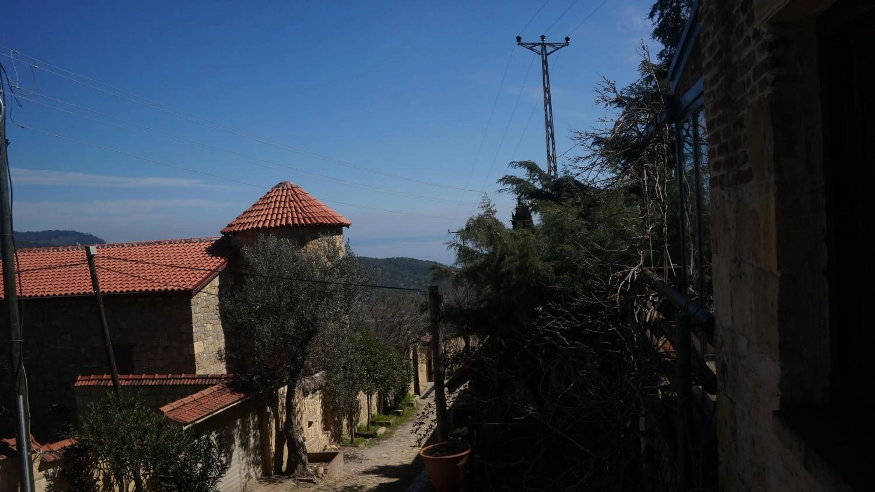 Facade/entrance in Kisik Konagi