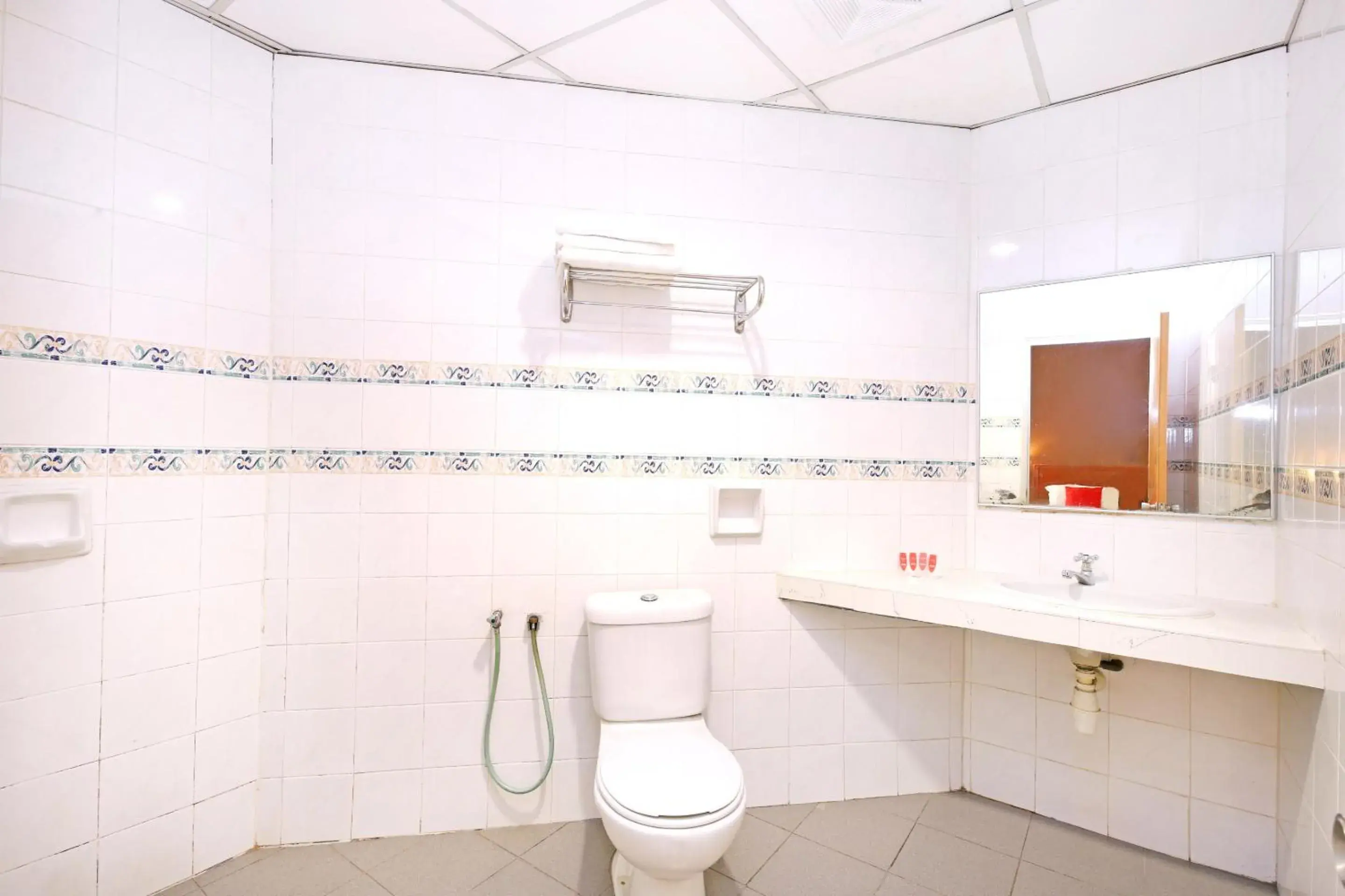 Bathroom in Super OYO 447 Comfort Hotel Meru