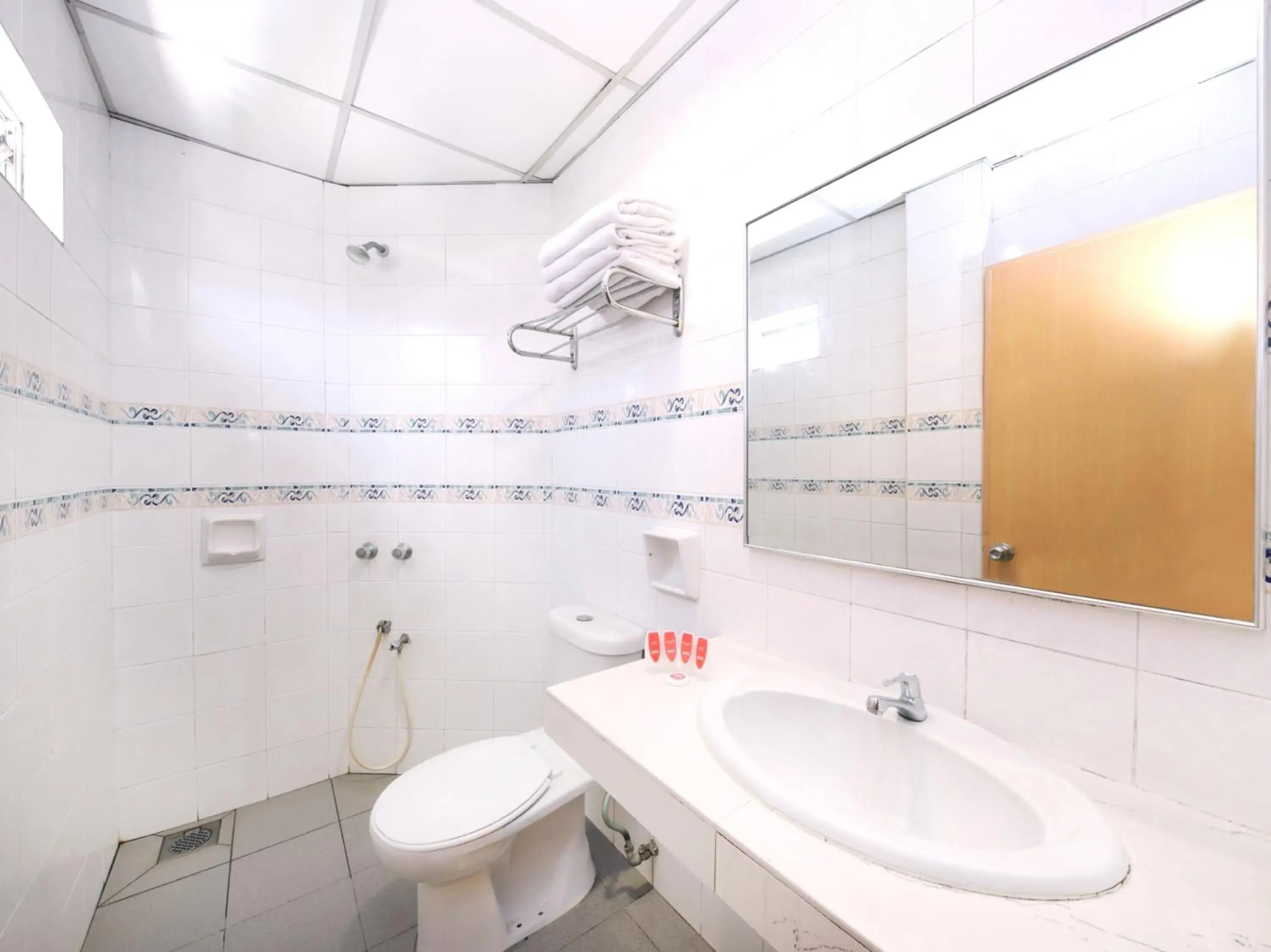 Bathroom in Super OYO 447 Comfort Hotel Meru