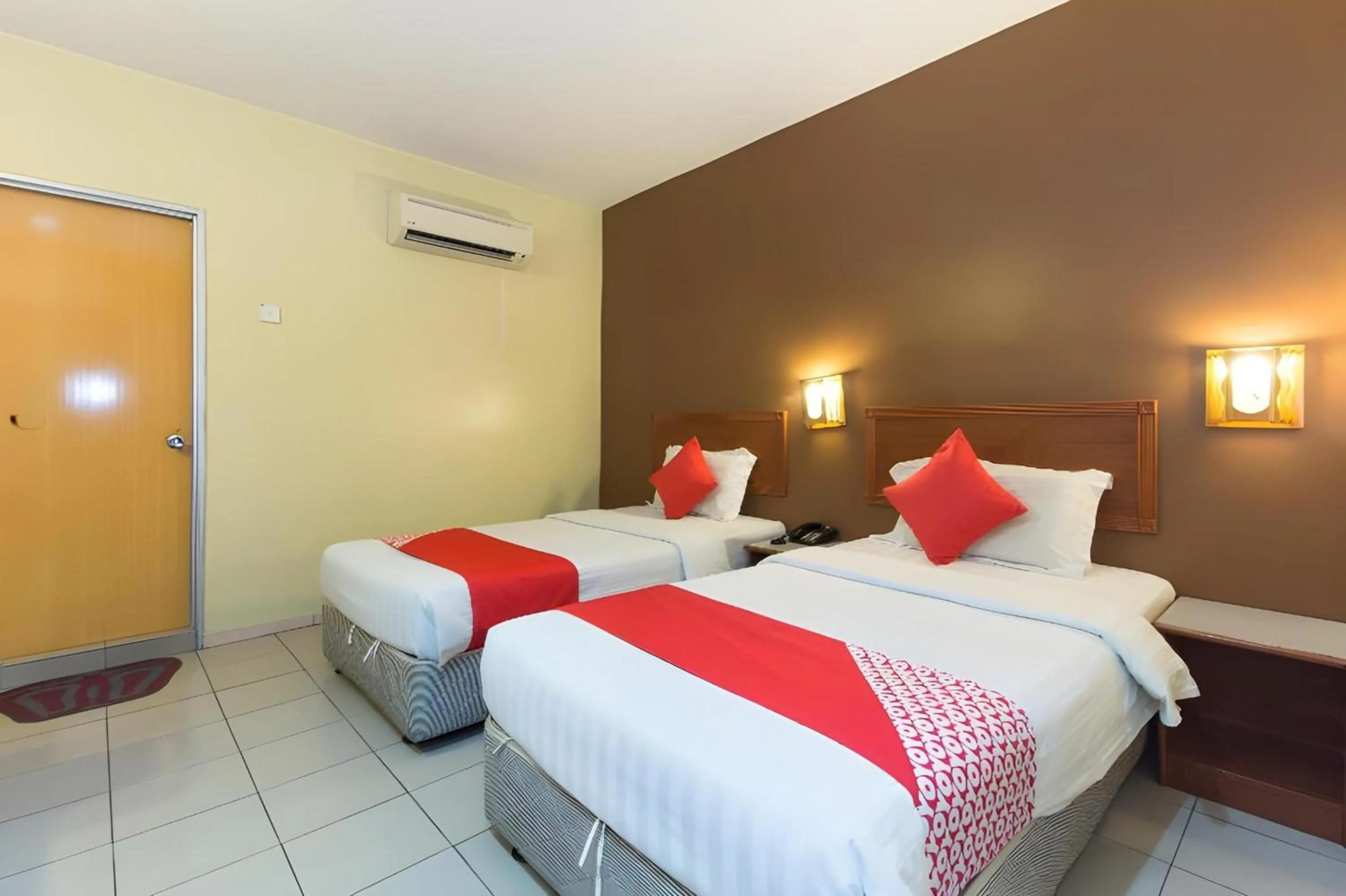 Photo of the whole room, Bed in Super OYO 447 Comfort Hotel Meru