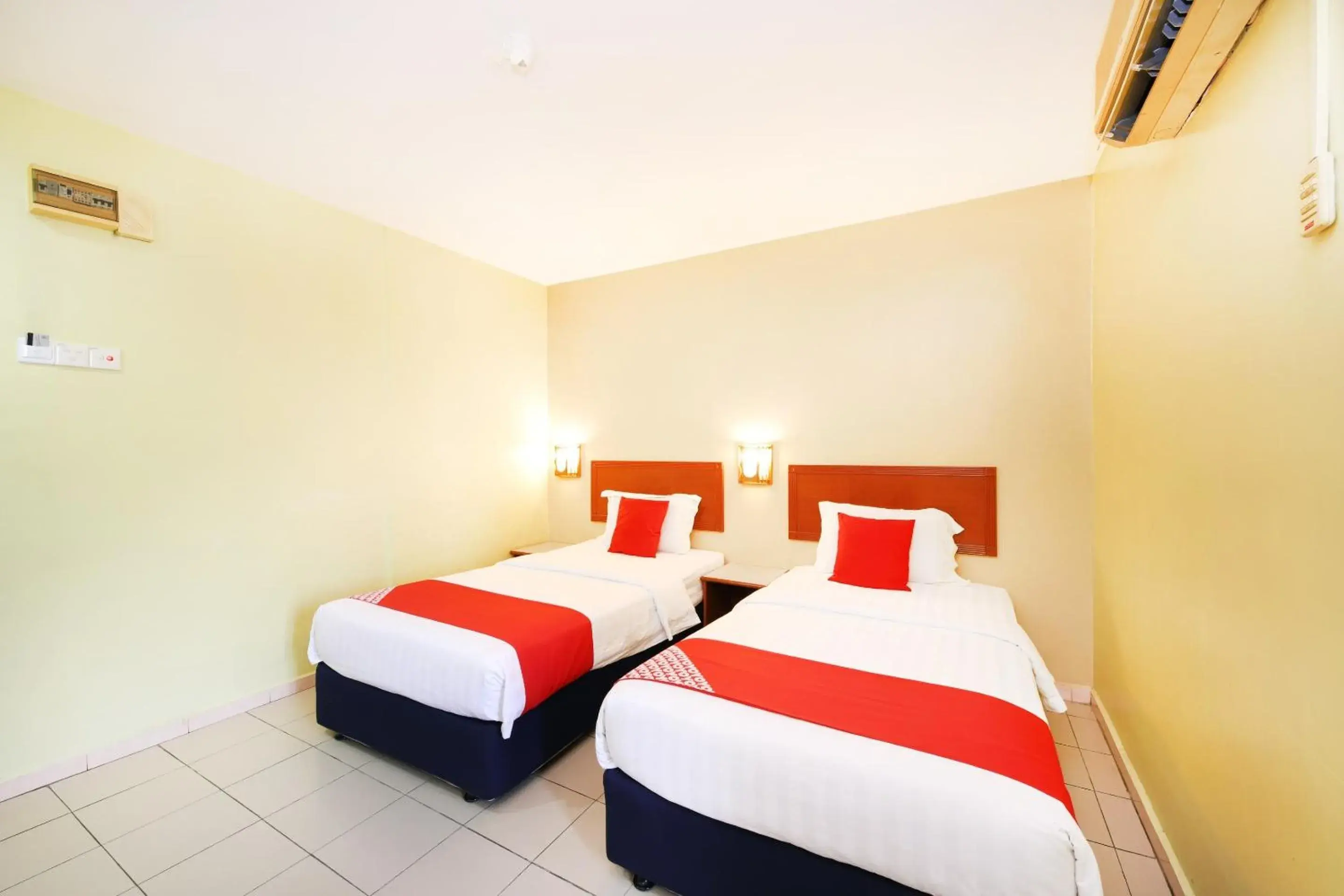 Bedroom, Bed in Super OYO 447 Comfort Hotel Meru