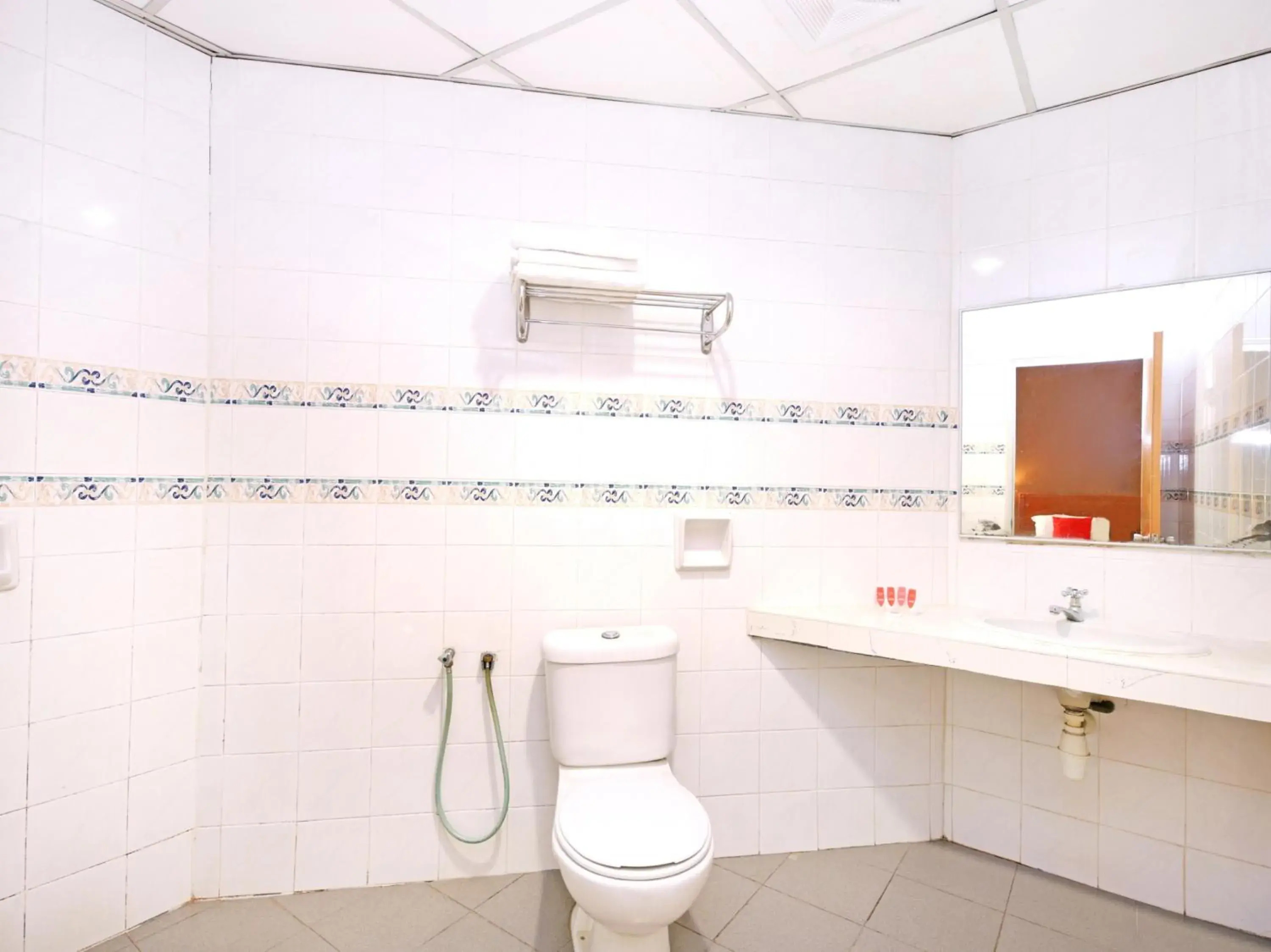 Bathroom in Super OYO 447 Comfort Hotel Meru