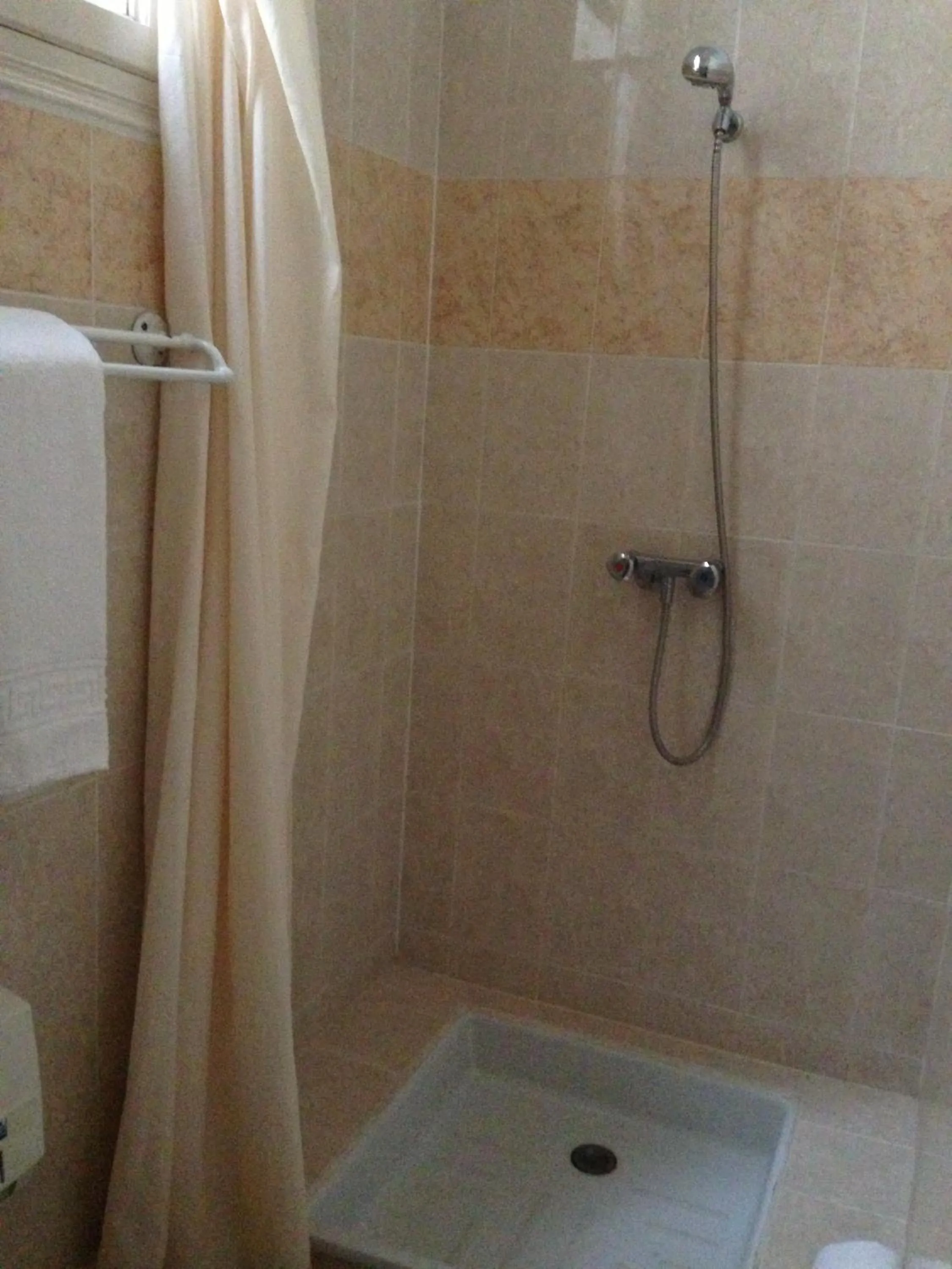 Shower in Hôtel Belle Meunière