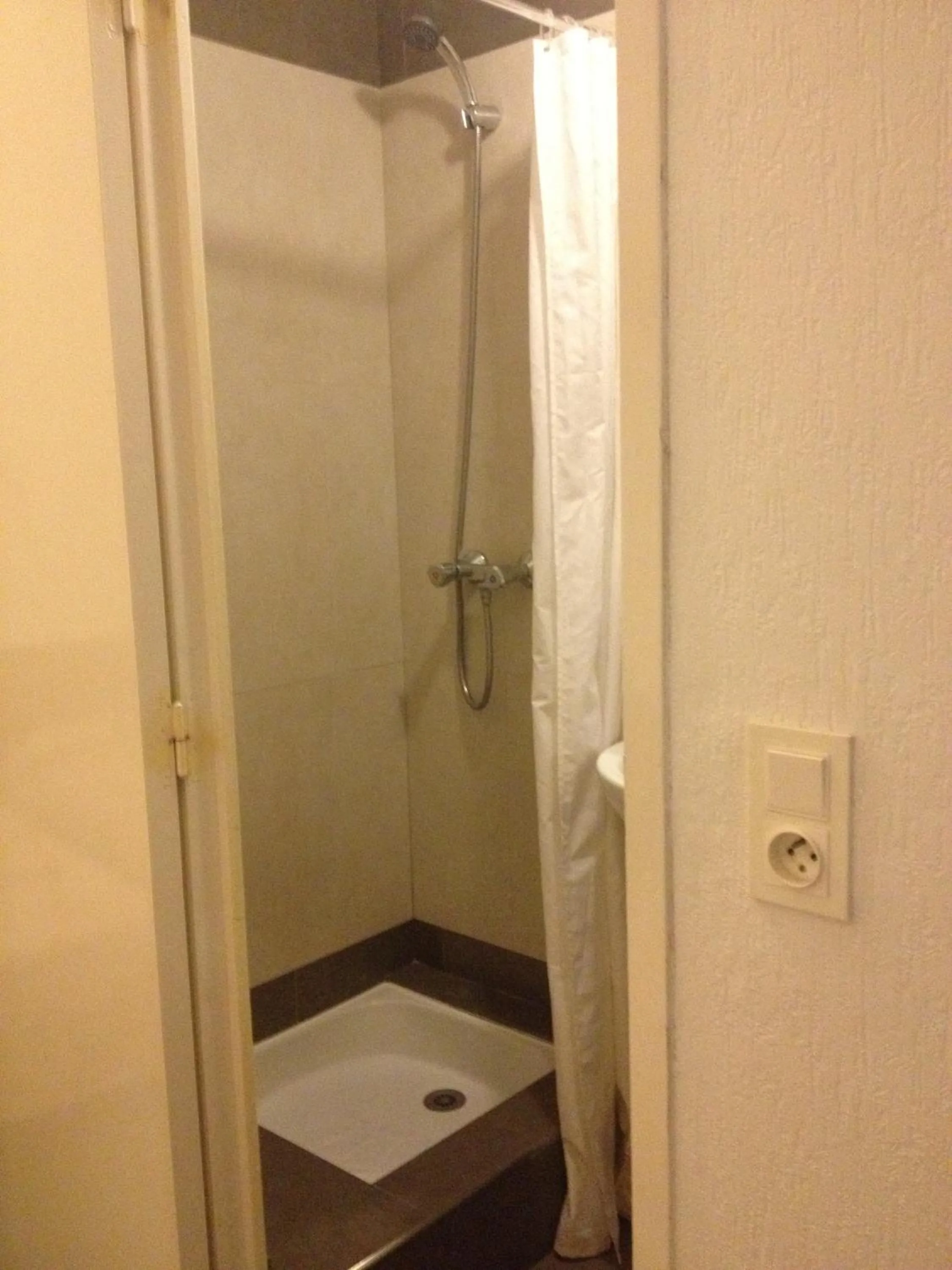 Shower in Hôtel Belle Meunière