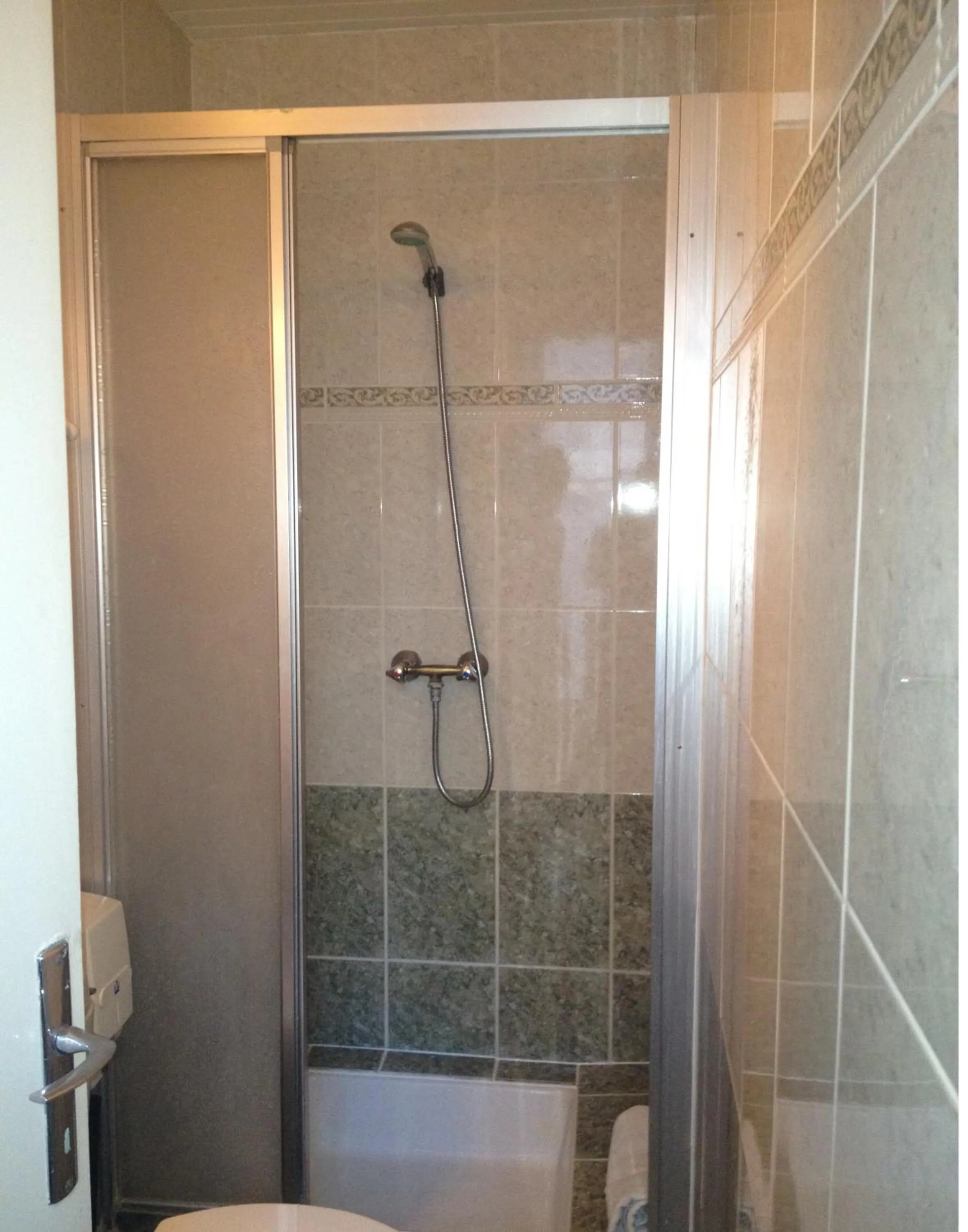 Shower in Hôtel Belle Meunière