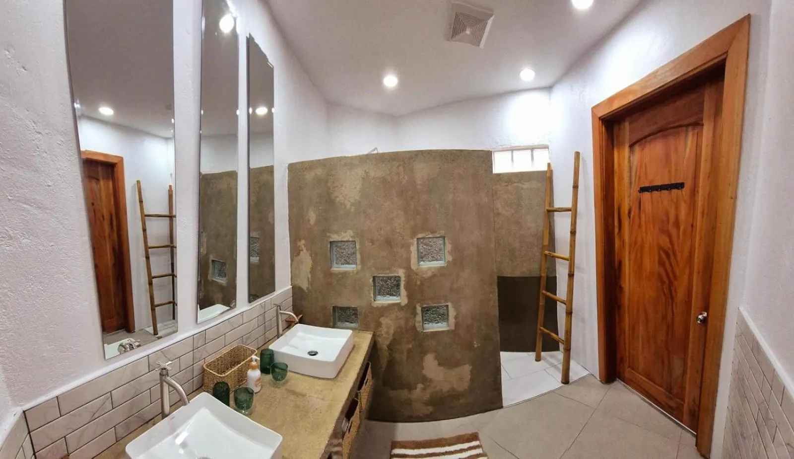 Bathroom in Quo Vadis Dive Resort