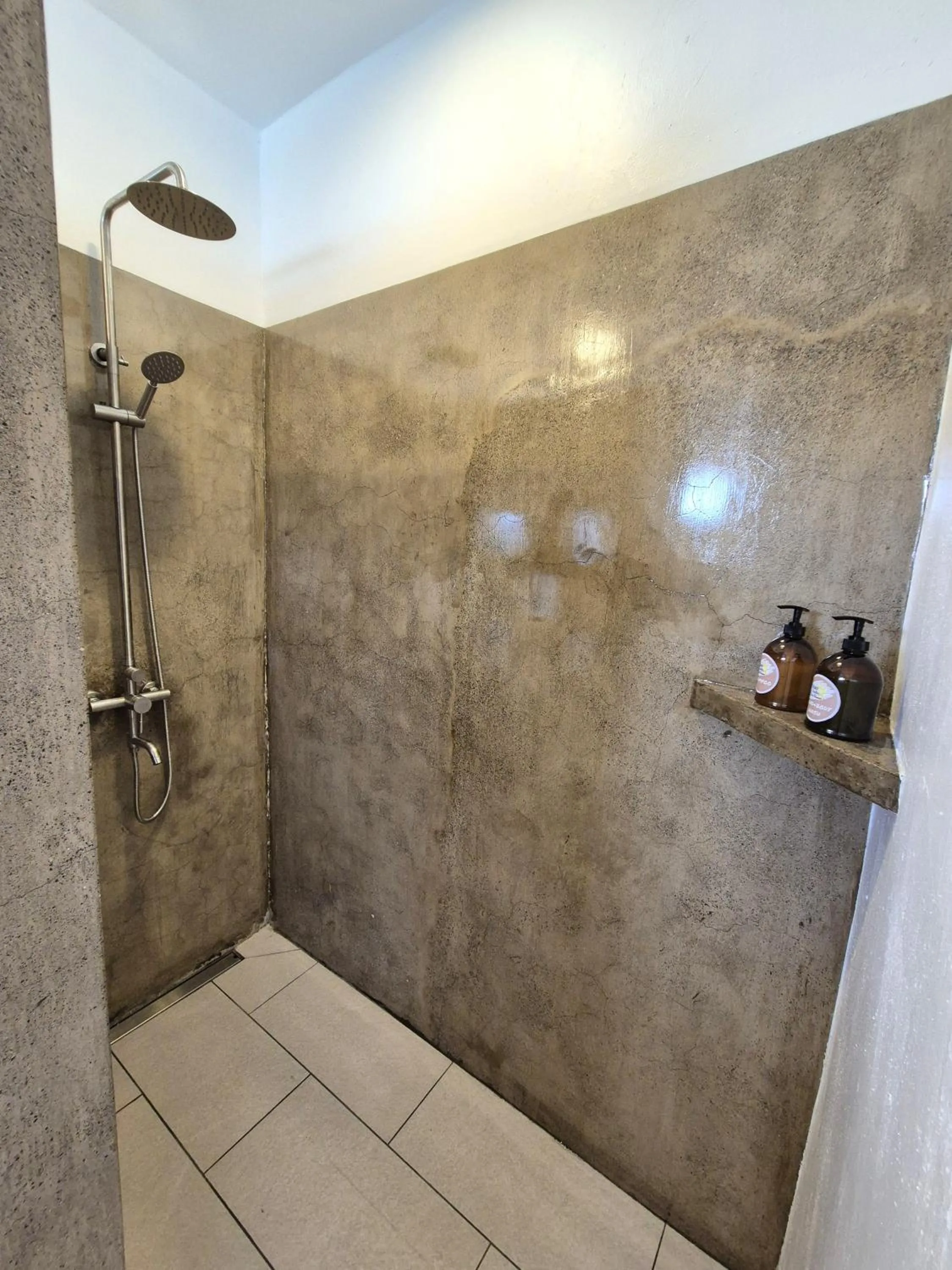 Shower in Quo Vadis Dive Resort
