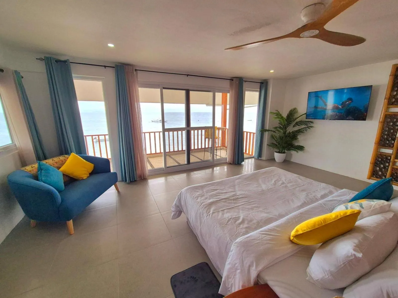 Bedroom, Bed in Quo Vadis Dive Resort