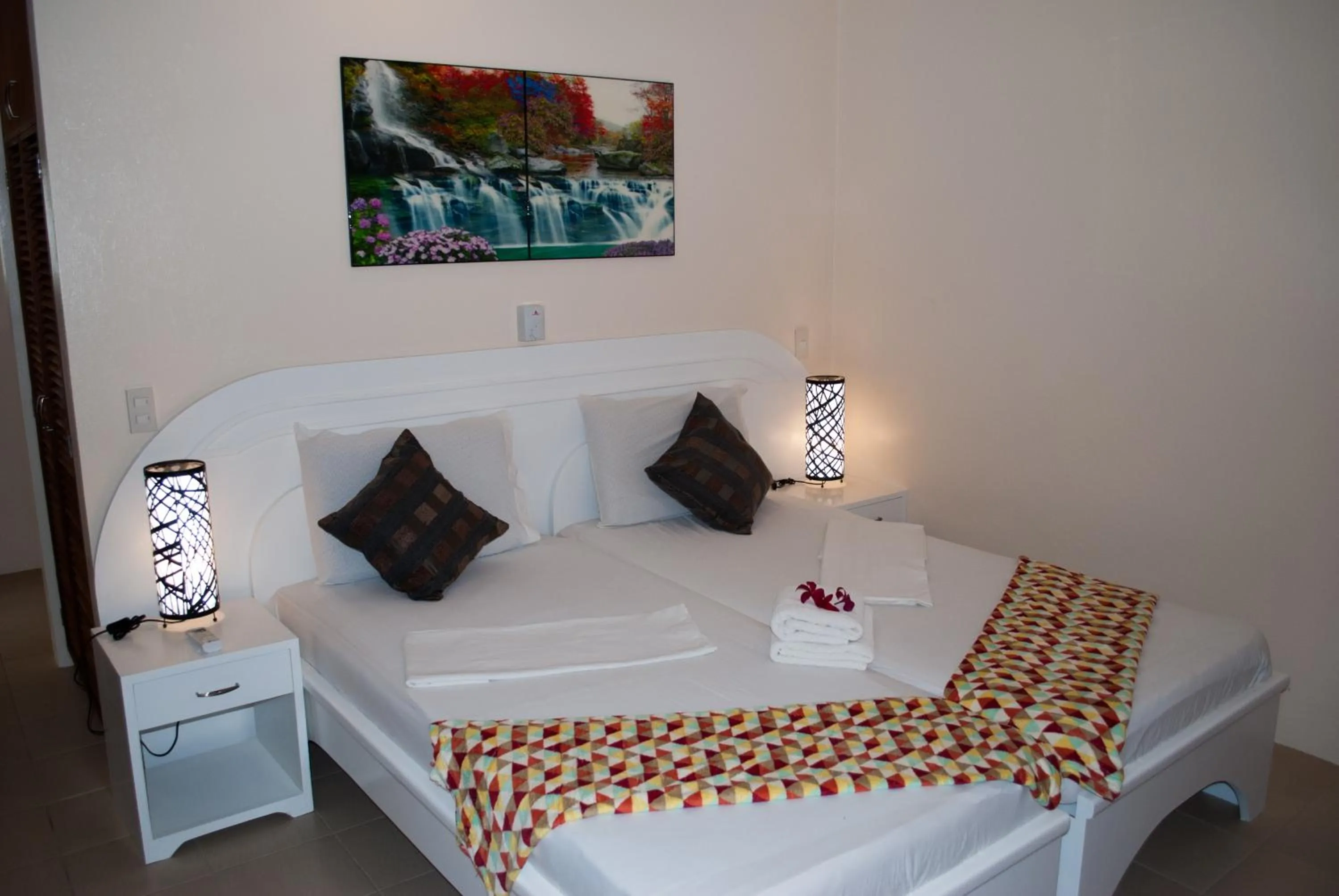 Bed in Quo Vadis Dive Resort