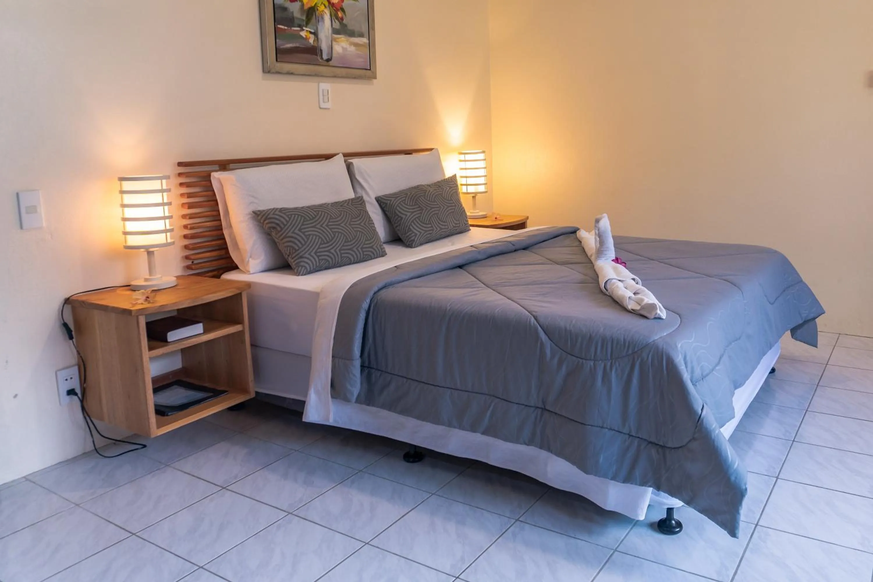 Bed in Quo Vadis Dive Resort