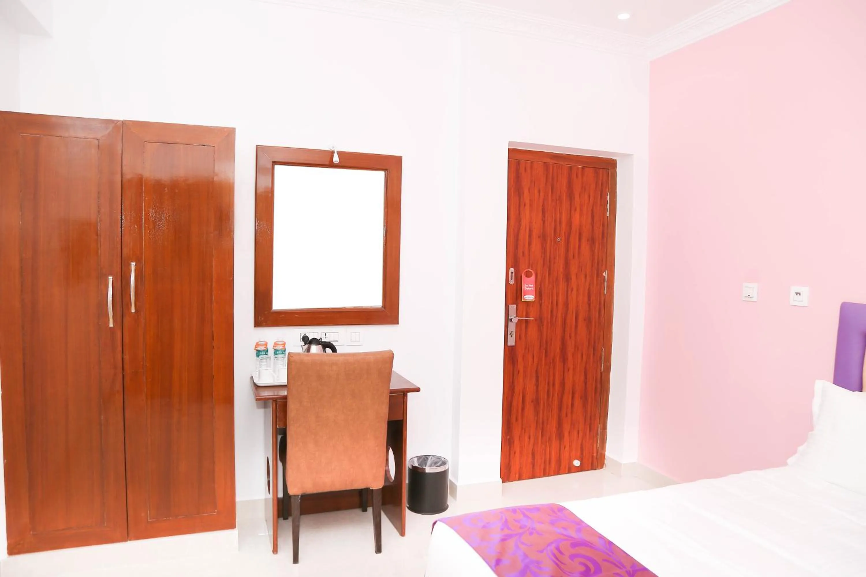 wardrobe, Bed in Sbk Park Inn