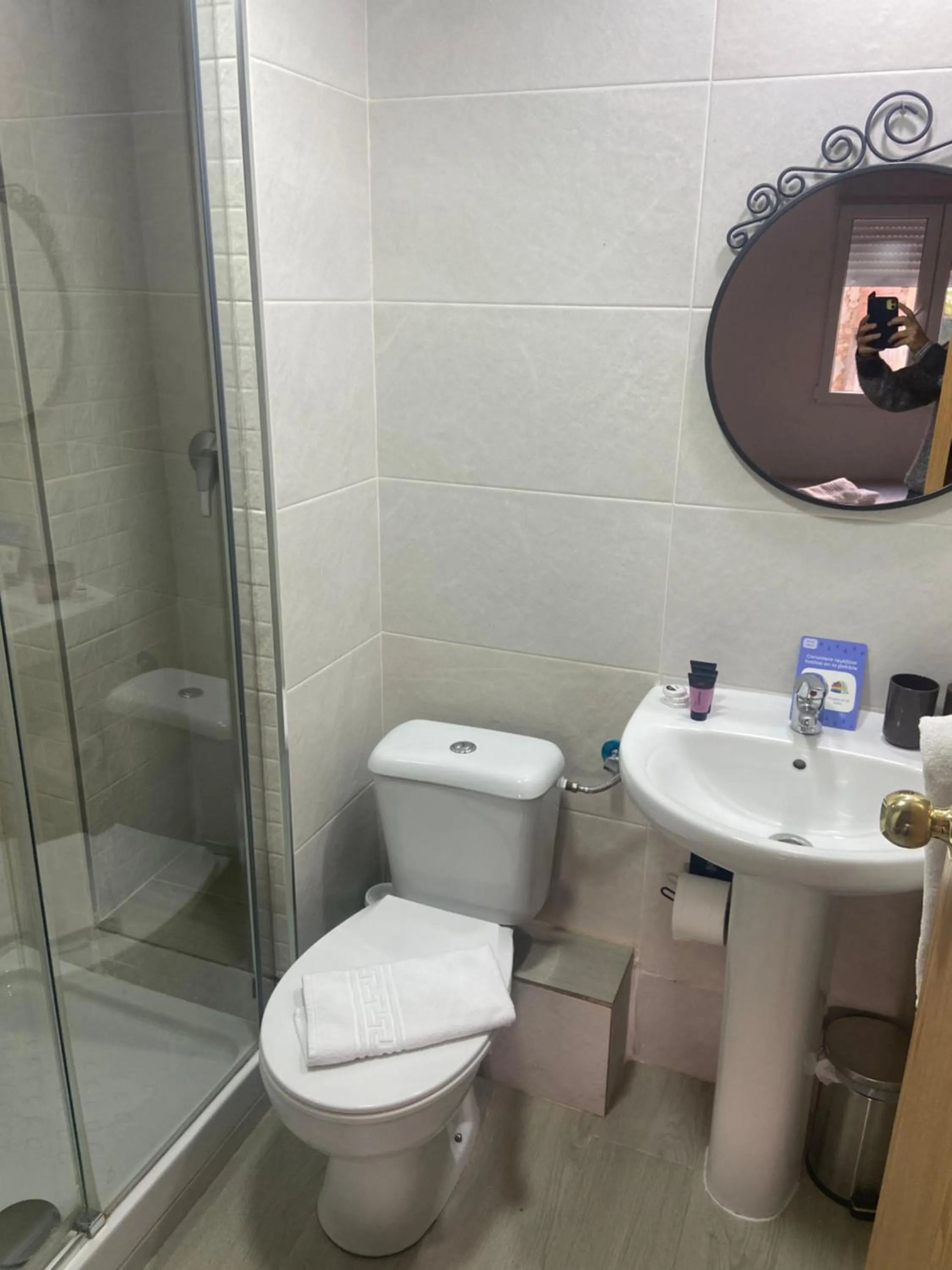 Bathroom in Hostal Elkano