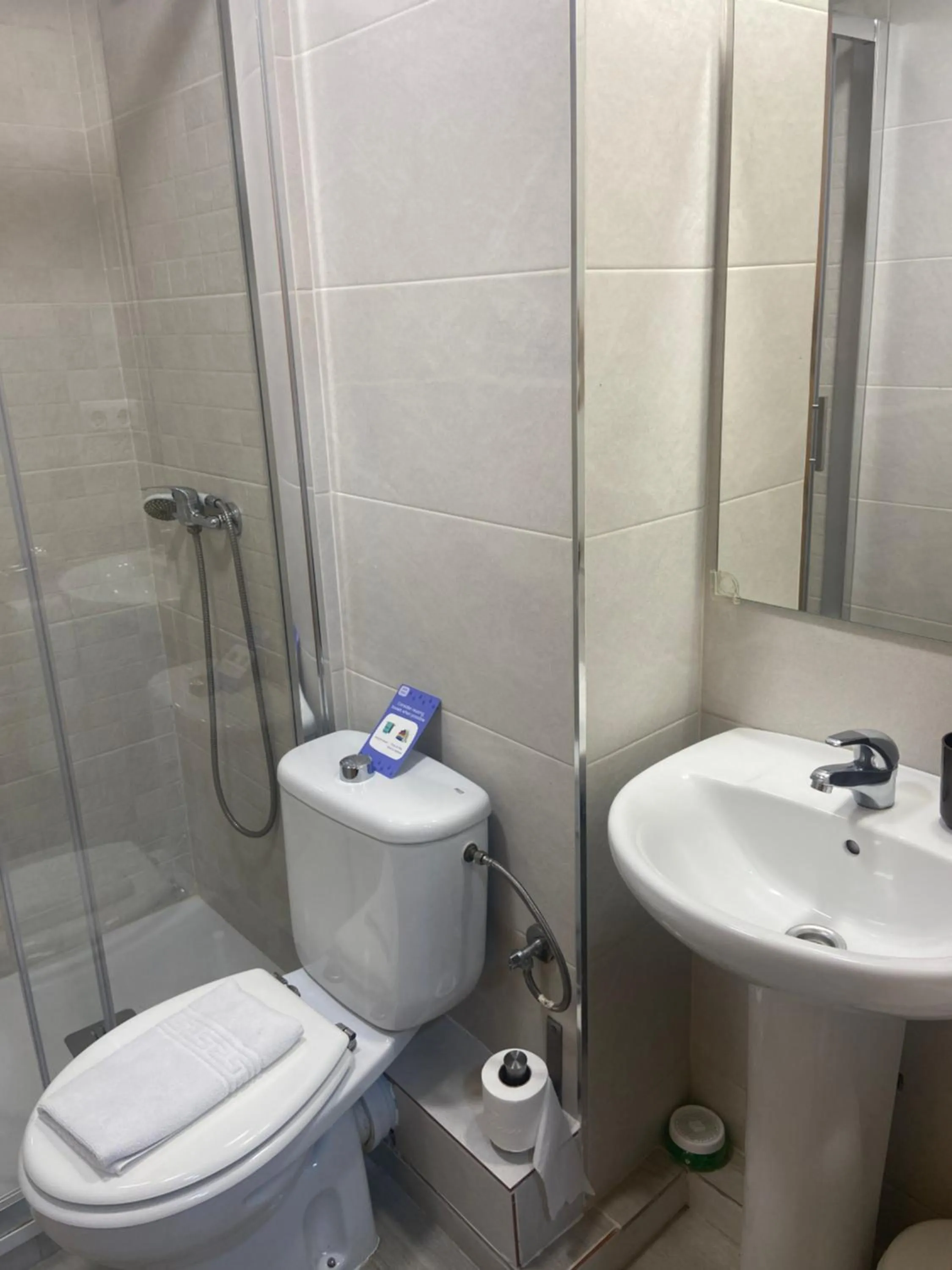 Bathroom in Hostal Elkano