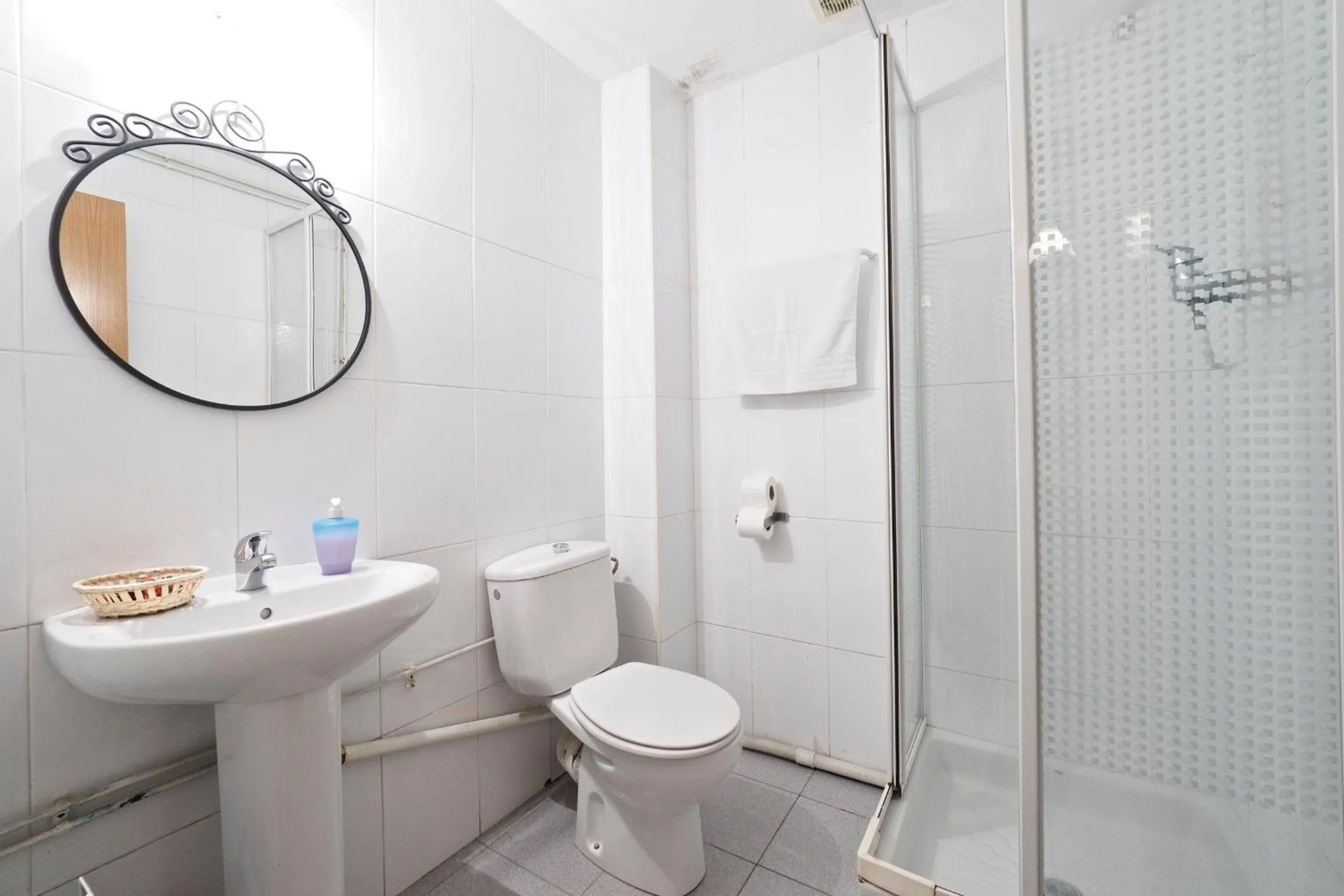 Shower in Hostal Elkano