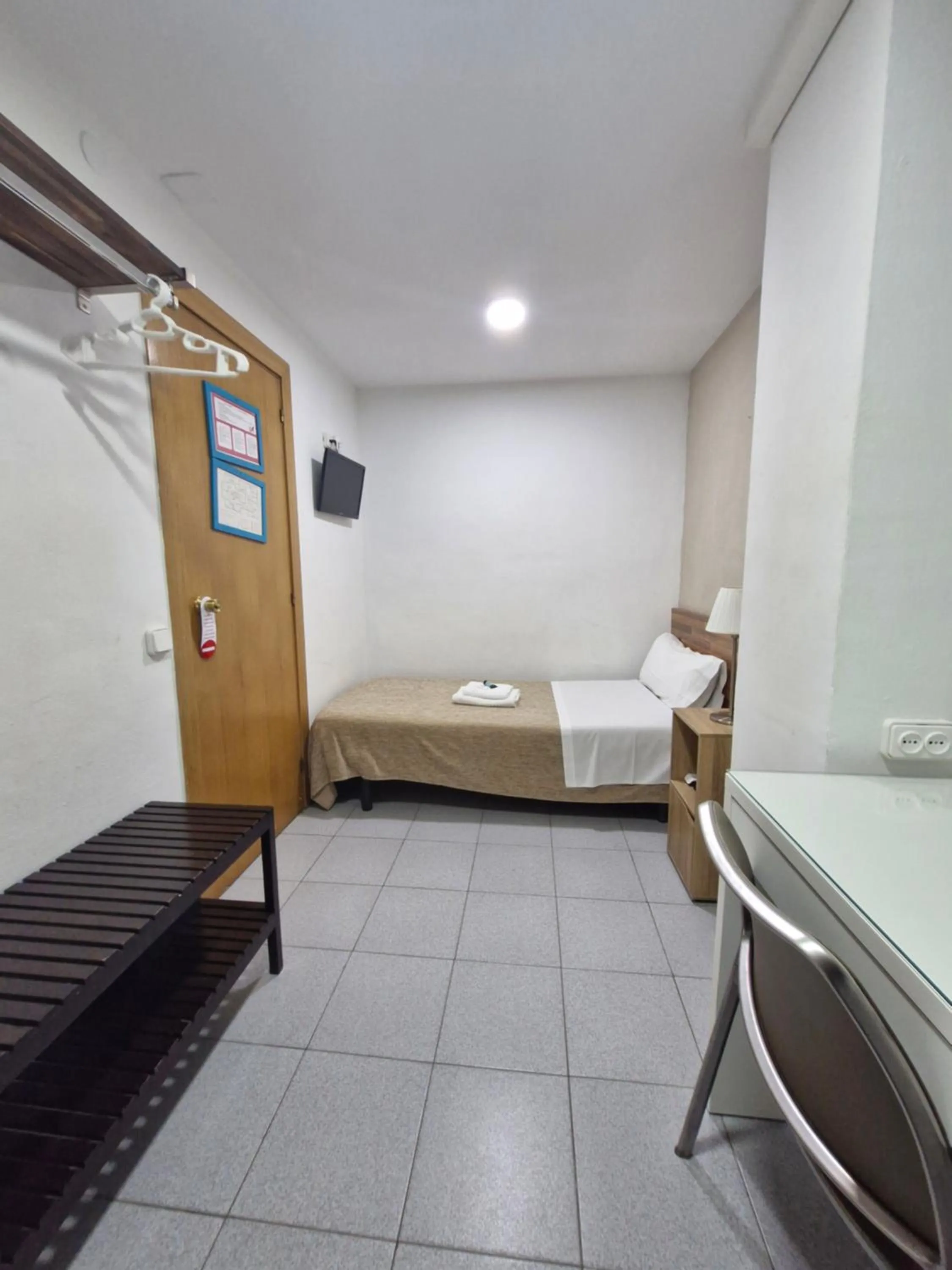 Bedroom, Bed in Hostal Elkano