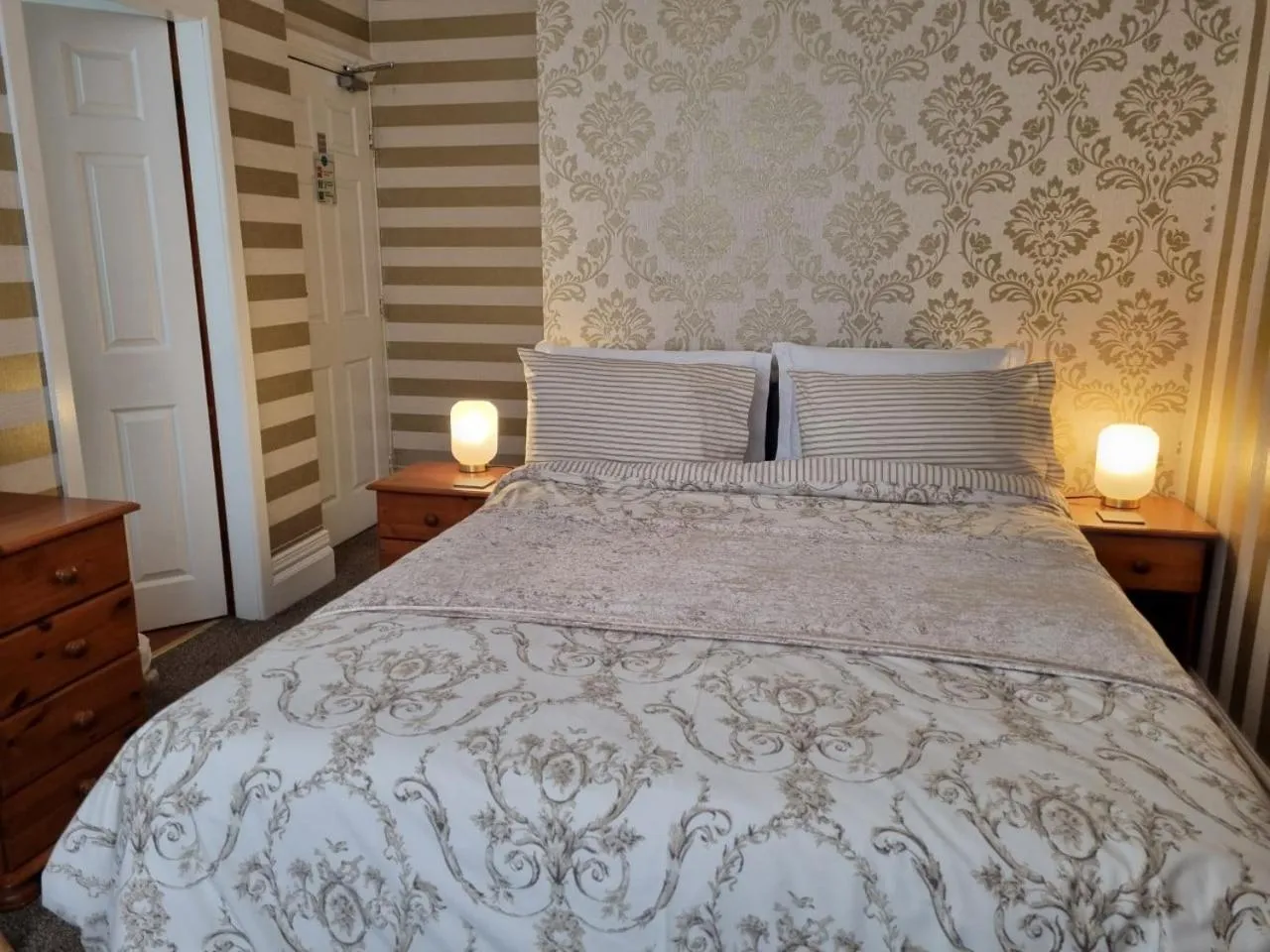 Bed in Sirocco Blues Guest House