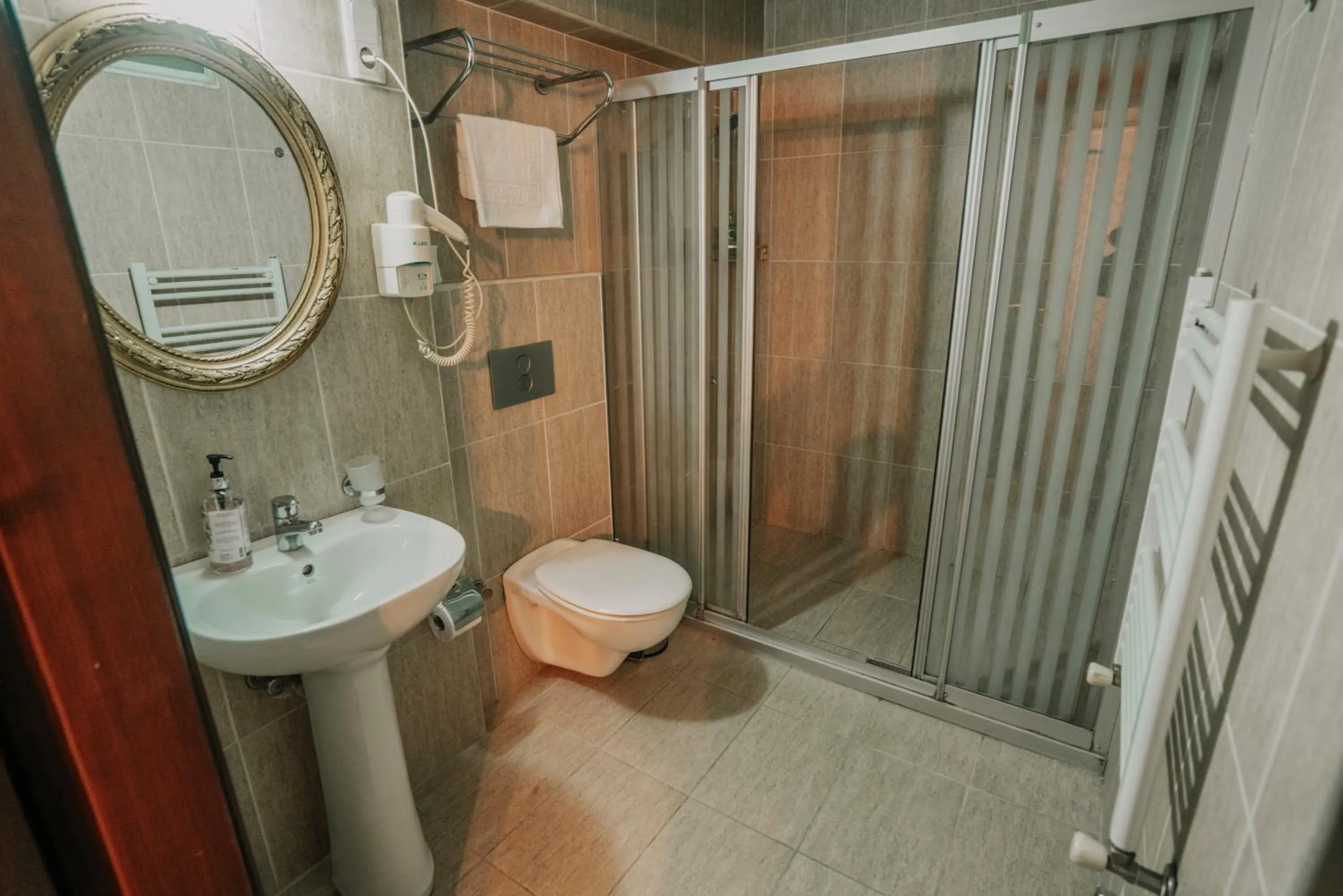 Shower in Gulliver Mansion Hotel