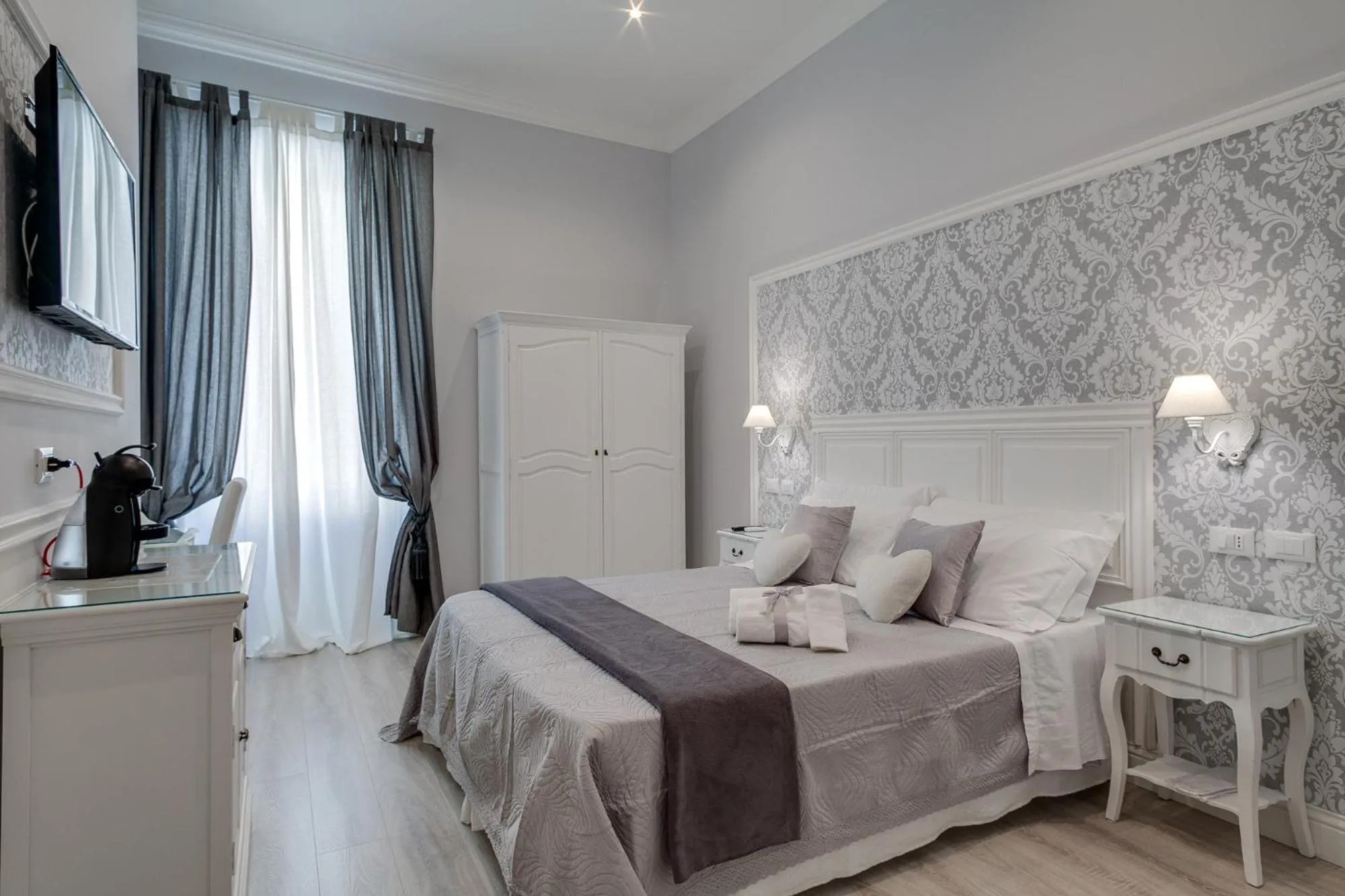 Photo of the whole room, Bed in Charme & Chic Luxury