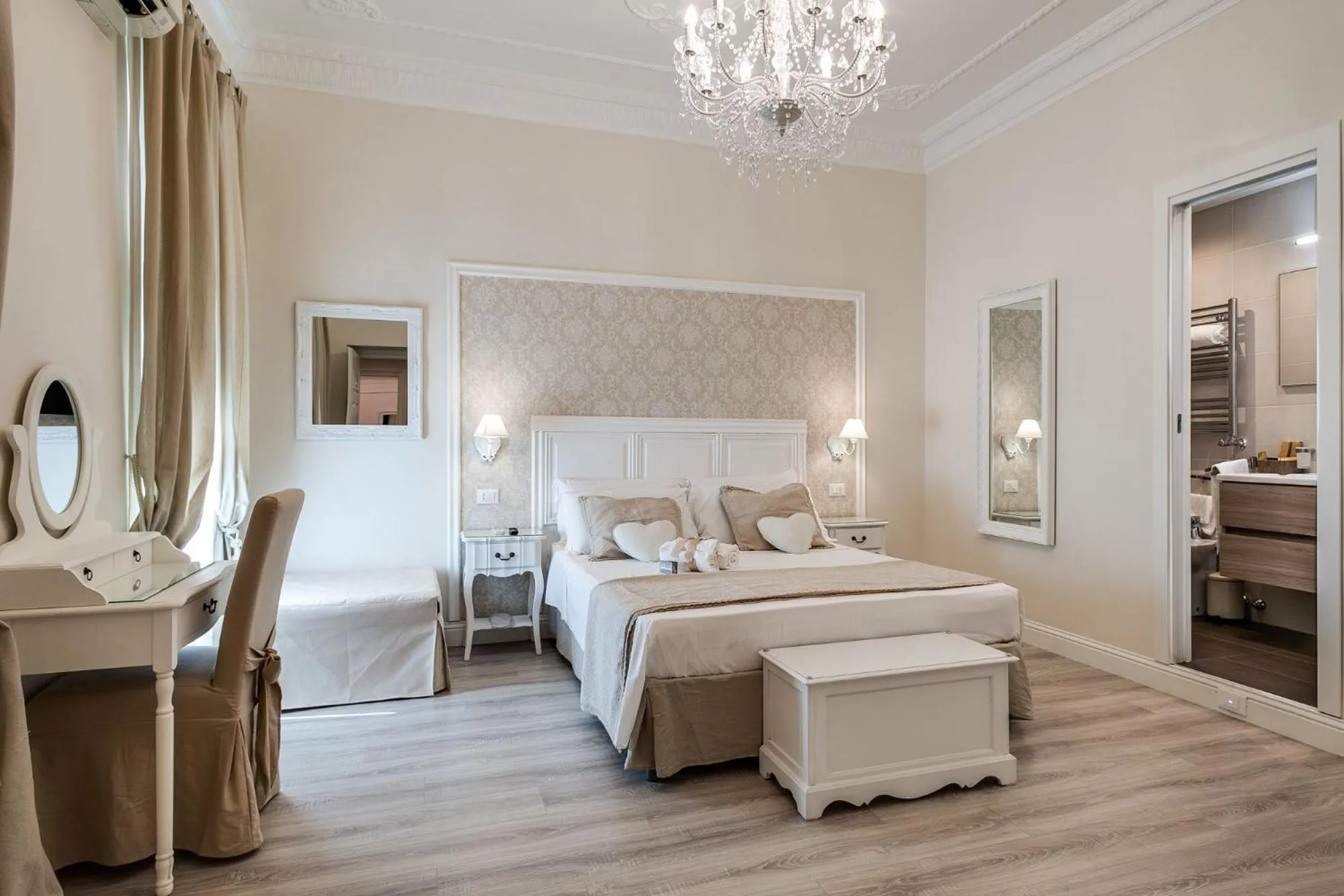 Photo of the whole room, Bed in Charme & Chic Luxury