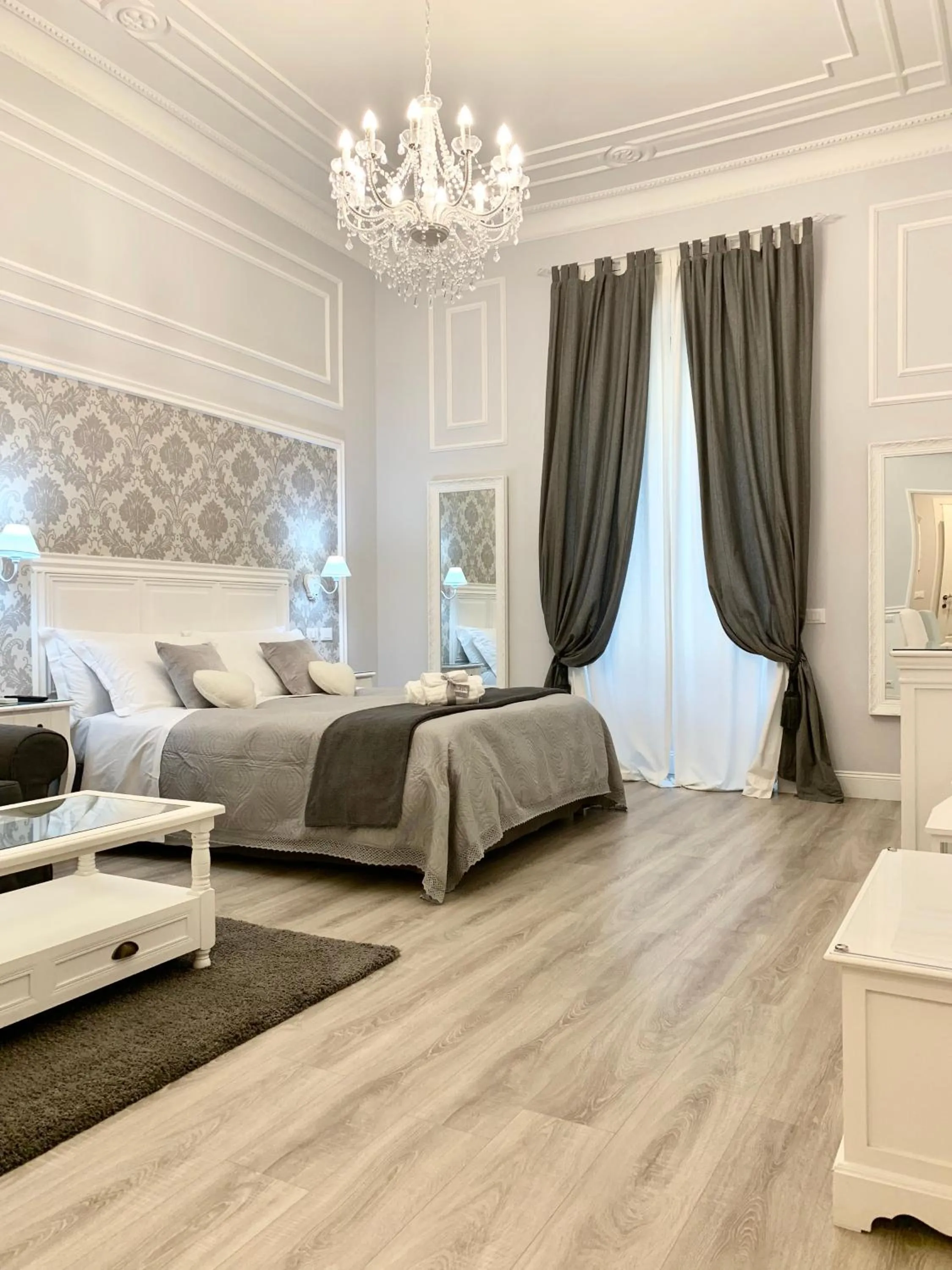 Photo of the whole room, Bed in Charme & Chic Luxury