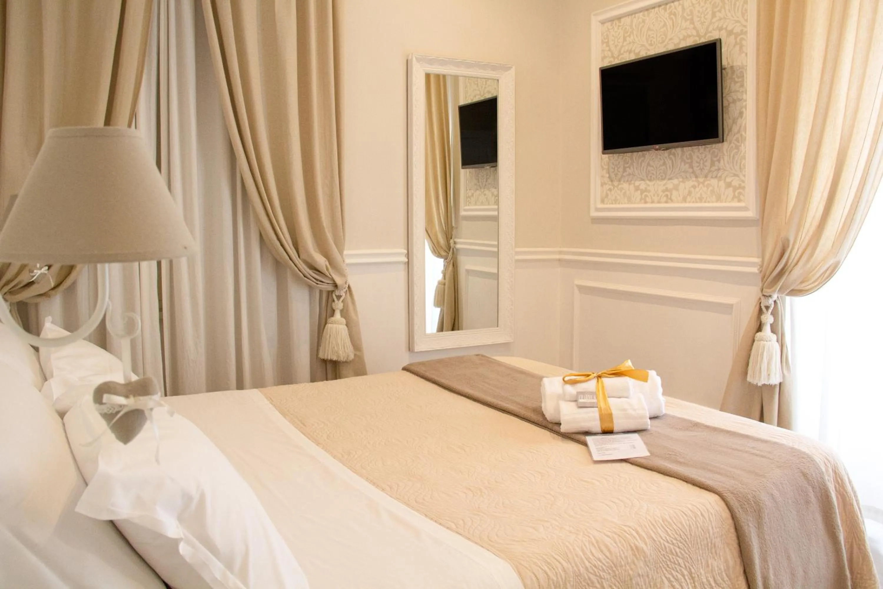 Photo of the whole room, Bed in Charme & Chic Luxury