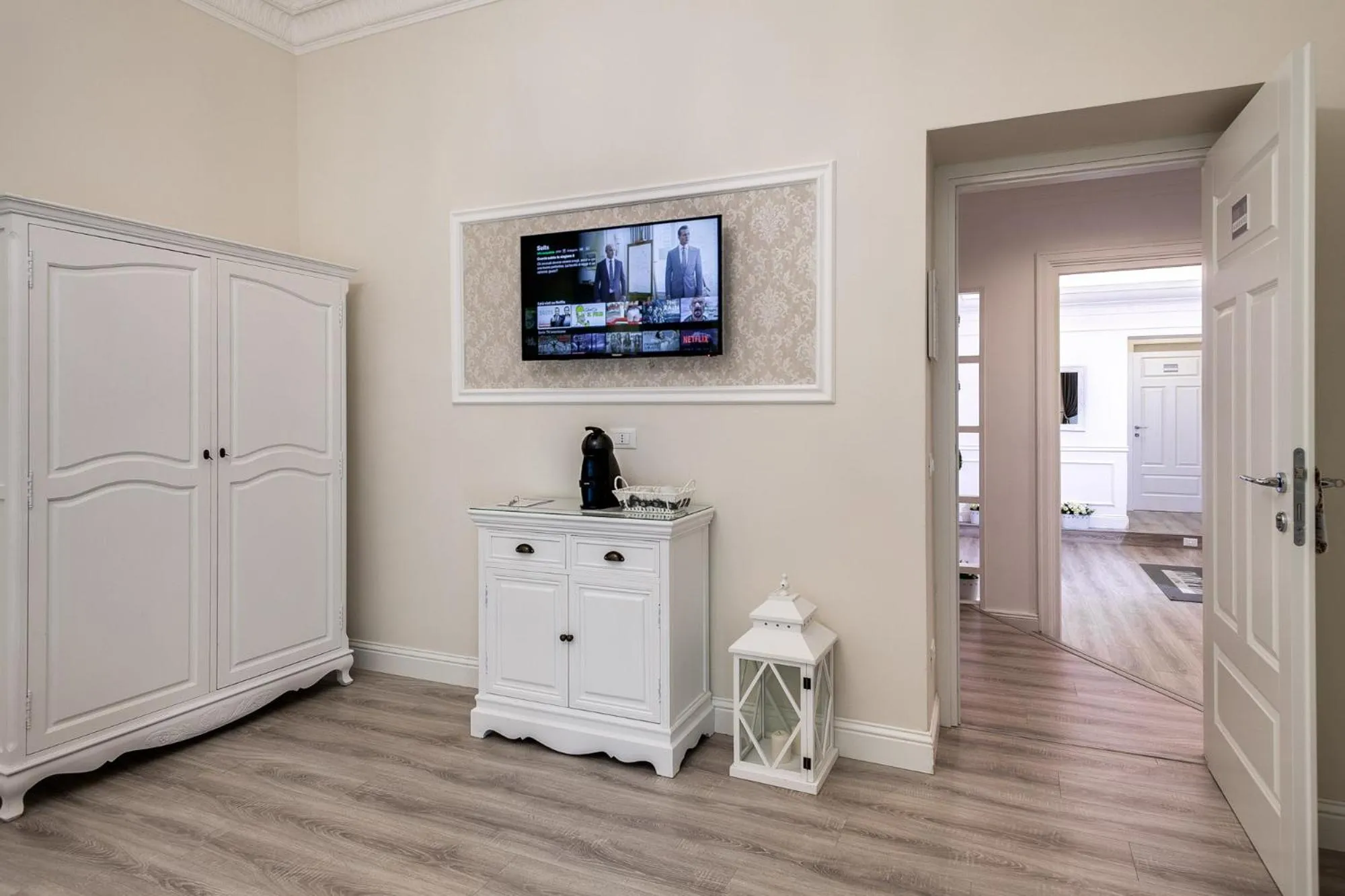 Photo of the whole room in Charme & Chic Luxury