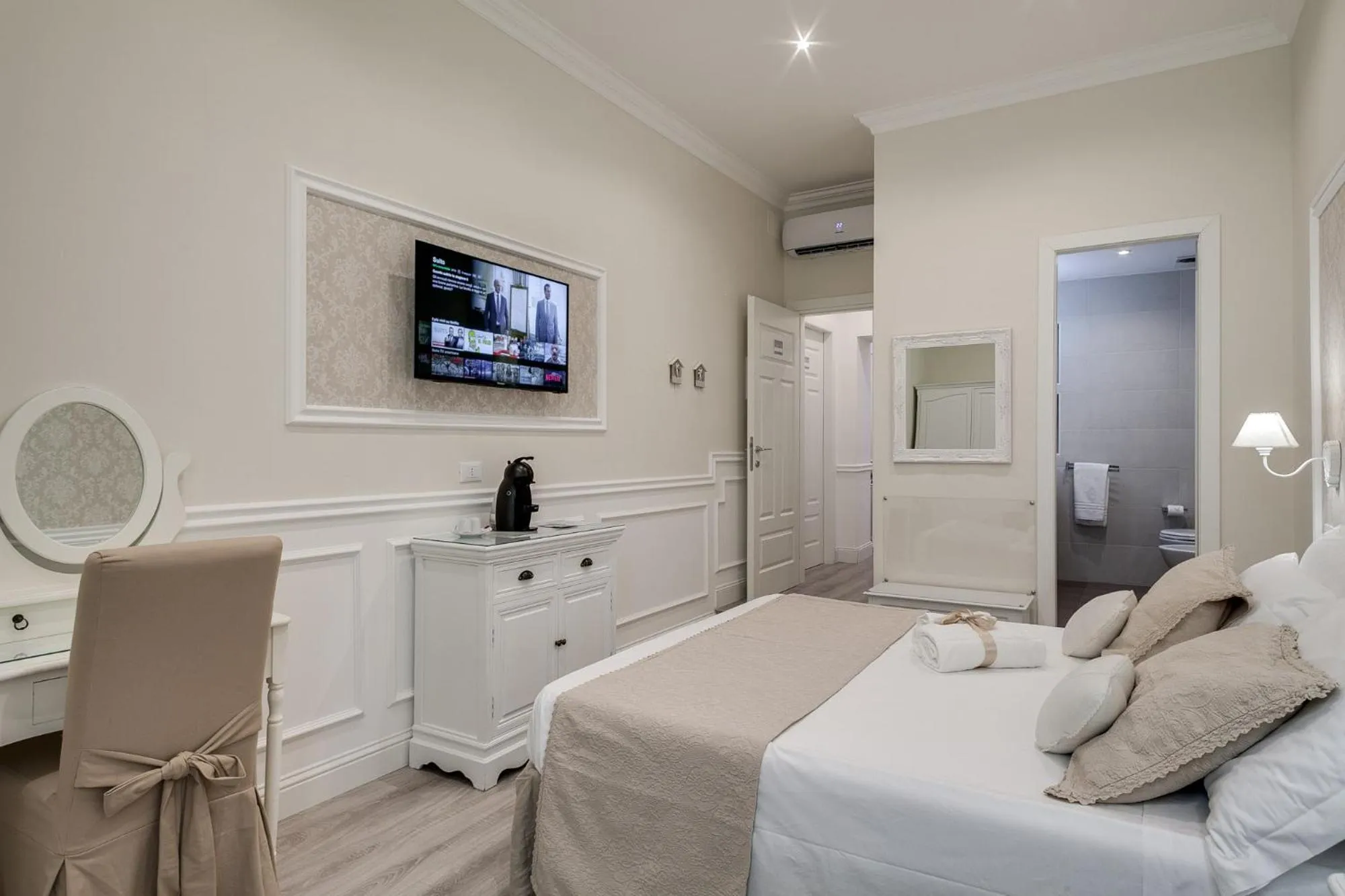 Photo of the whole room, Bed in Charme & Chic Luxury