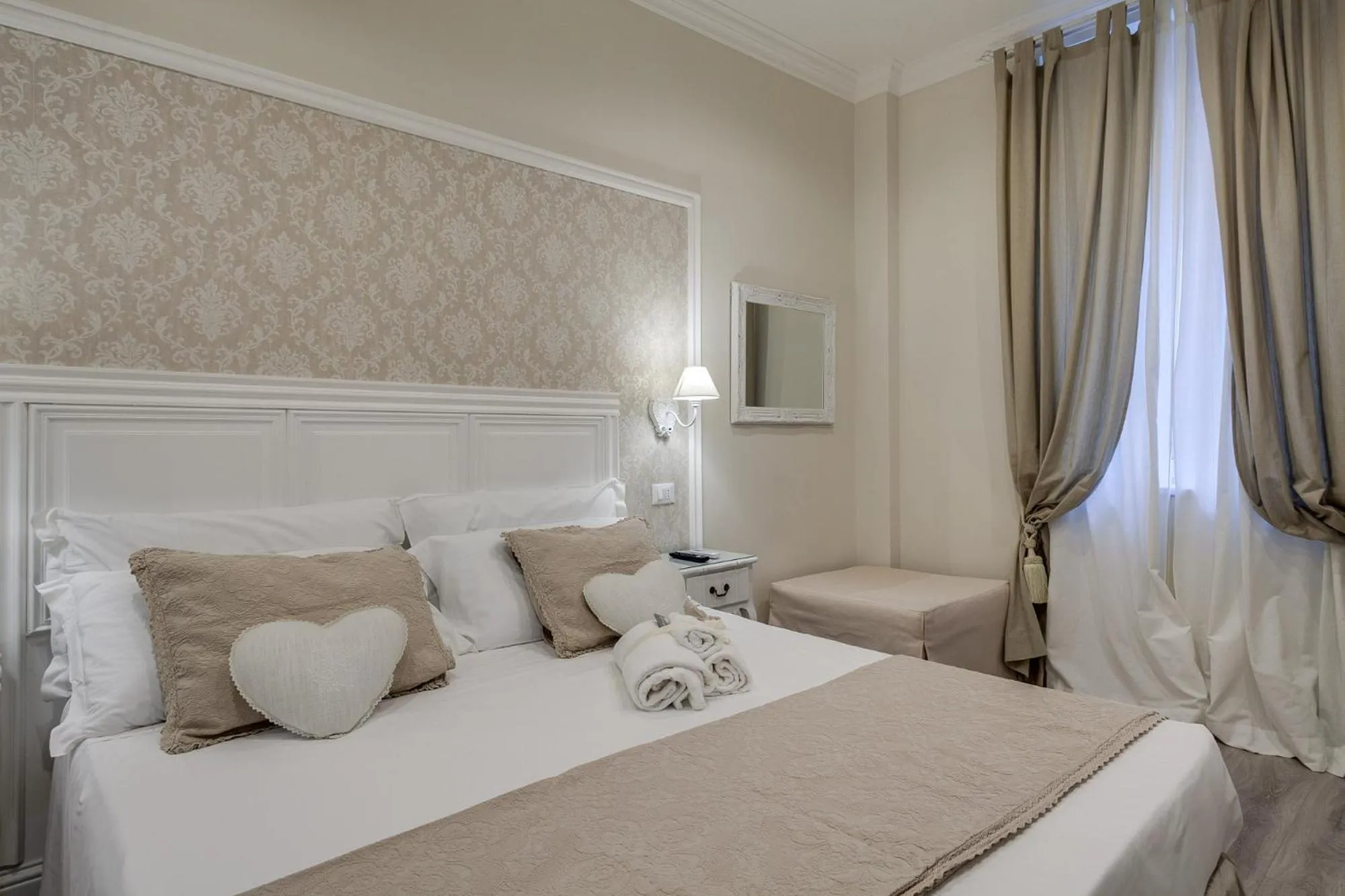 Photo of the whole room, Bed in Charme & Chic Luxury