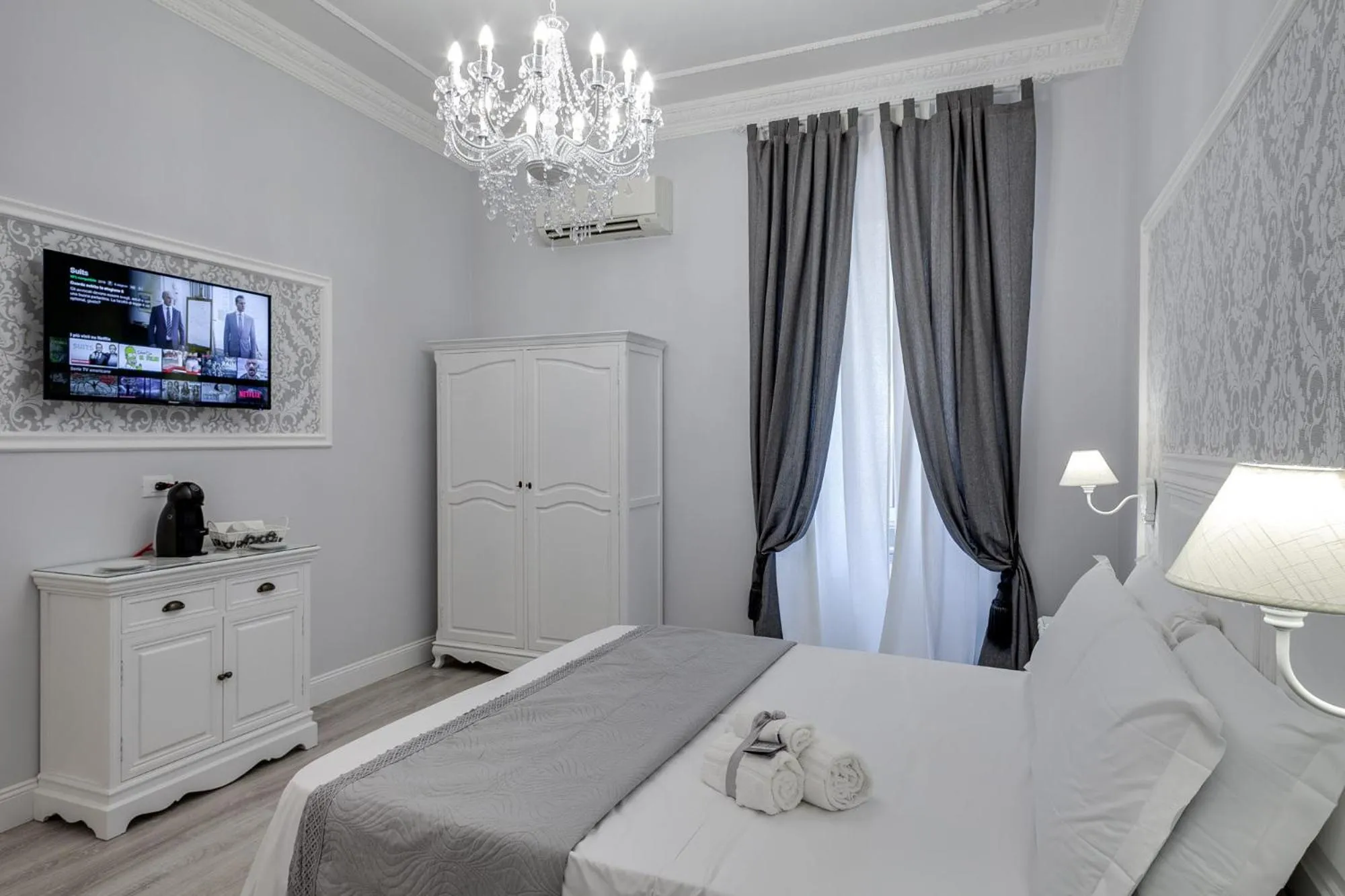 Photo of the whole room, Bed in Charme & Chic Luxury