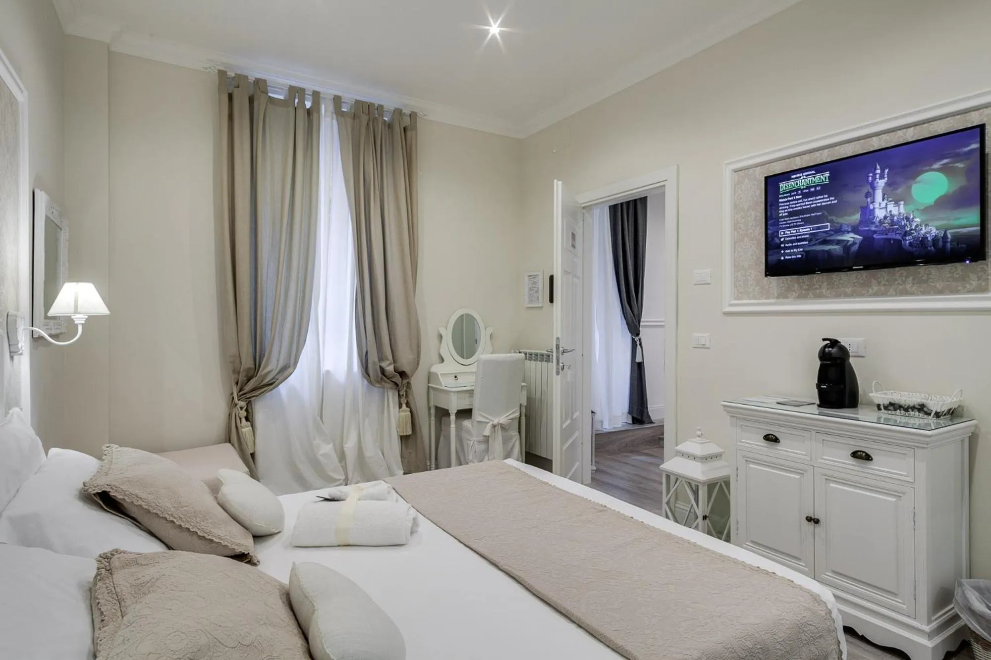 Photo of the whole room, Bed in Charme & Chic Luxury