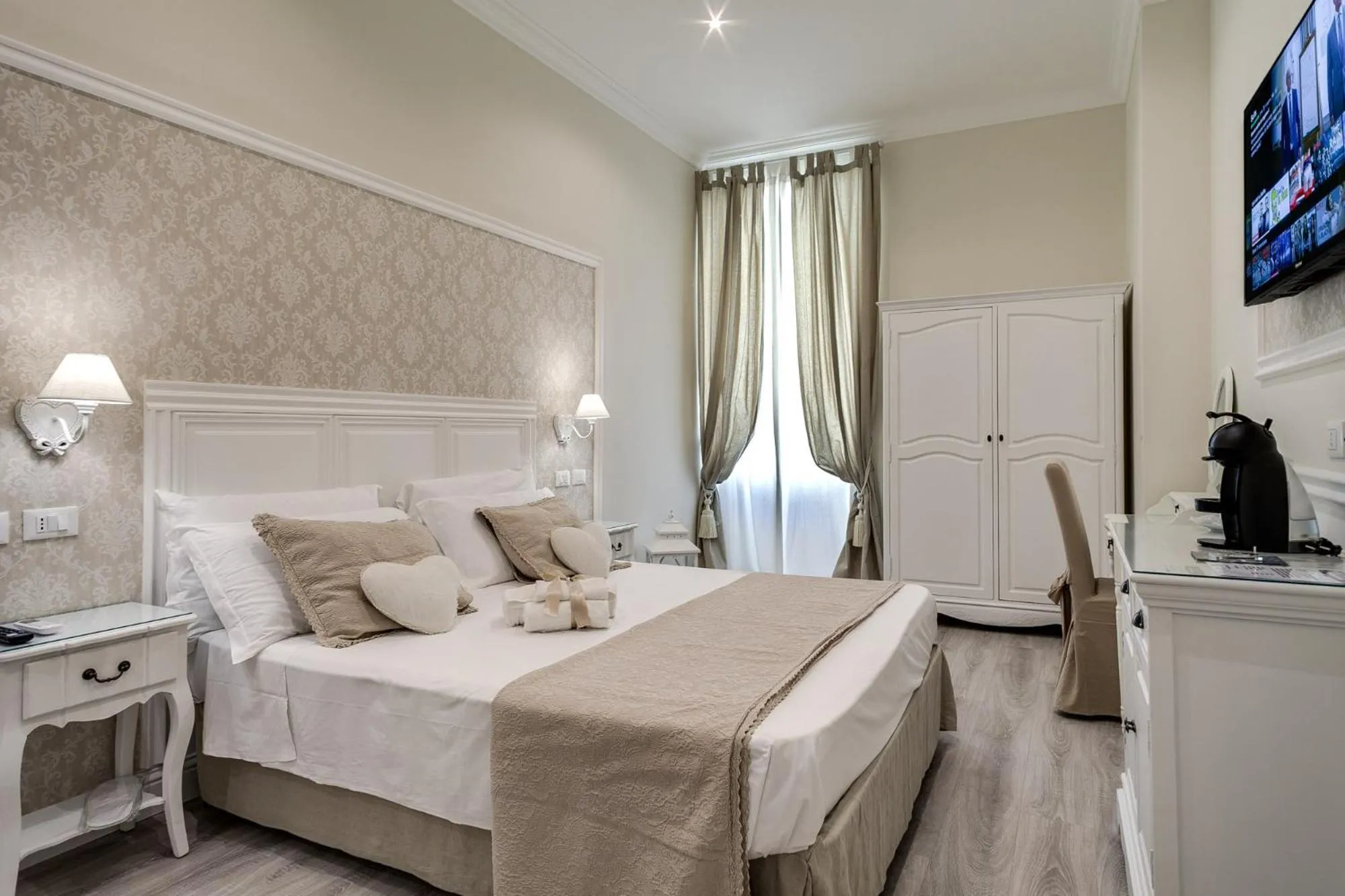 Photo of the whole room, Bed in Charme & Chic Luxury