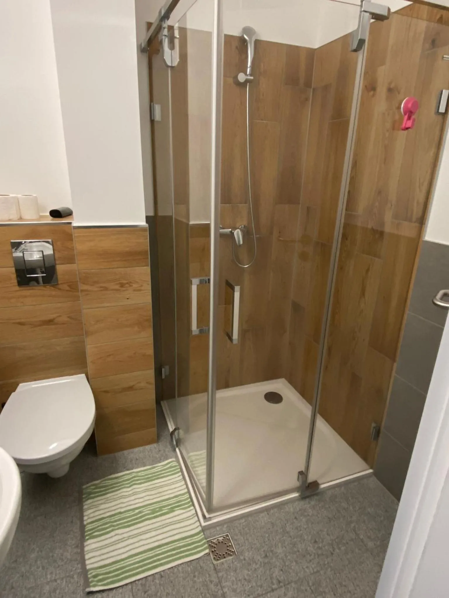 Shower in Ave Hotel Victoriei