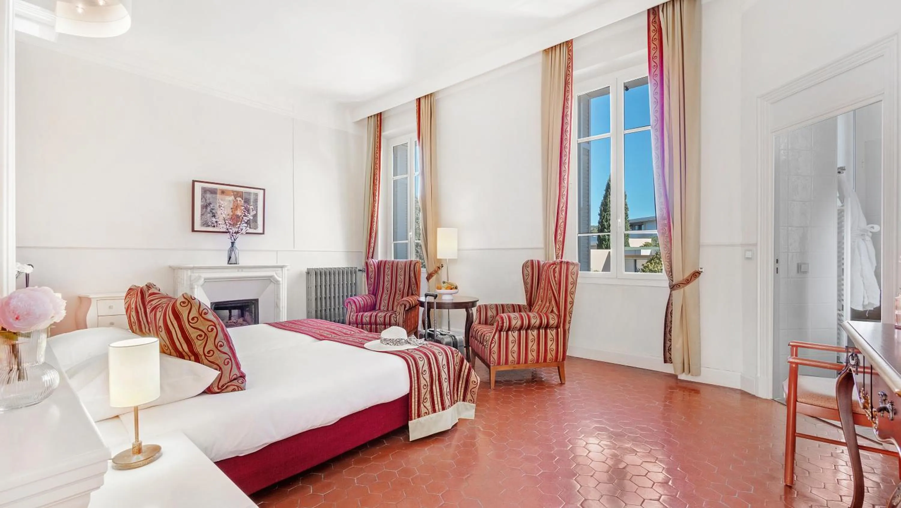 Bed in Hotel Les Tourelles