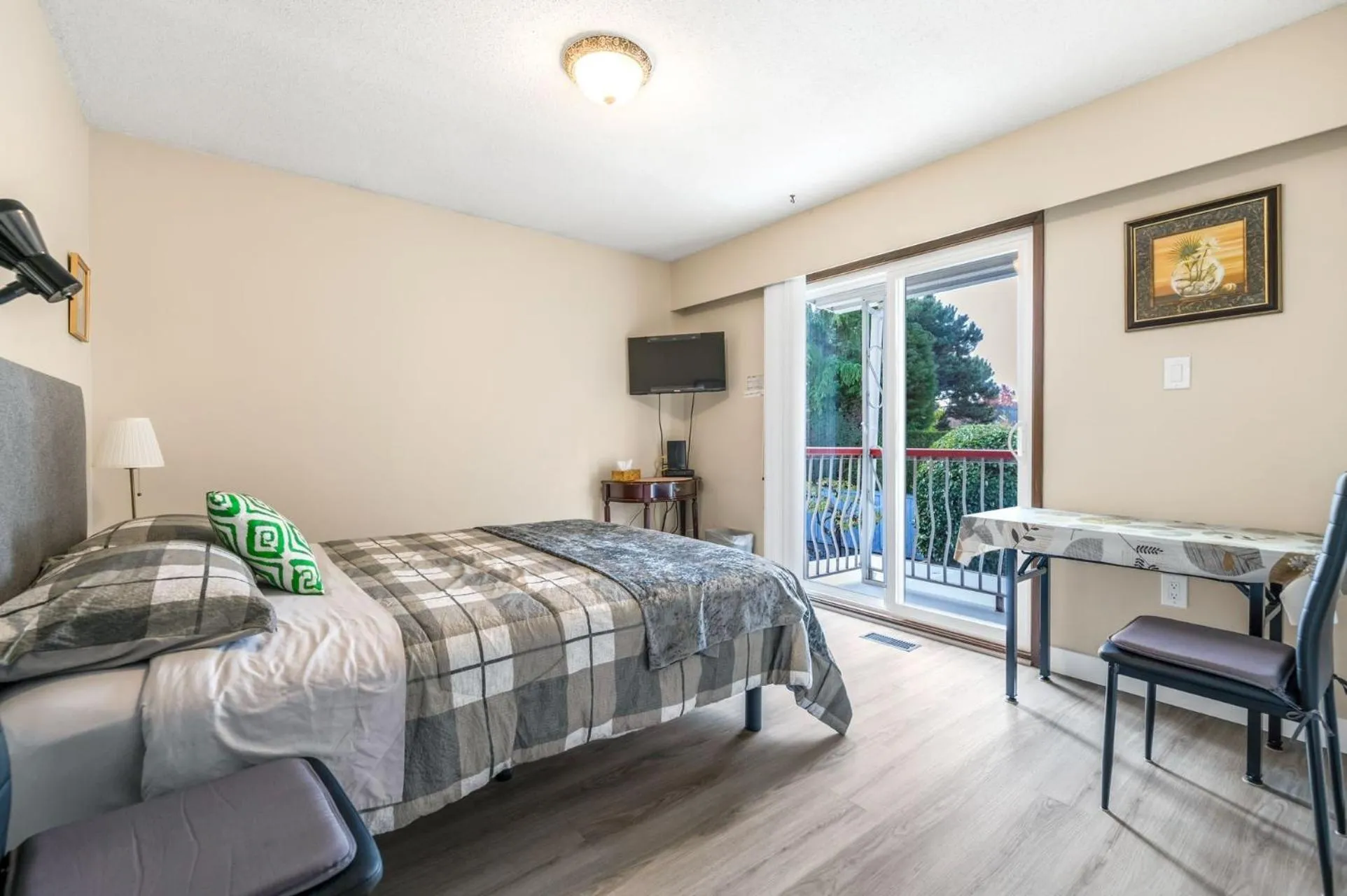 Bed in Orchid House near Vancouver YVR Airport