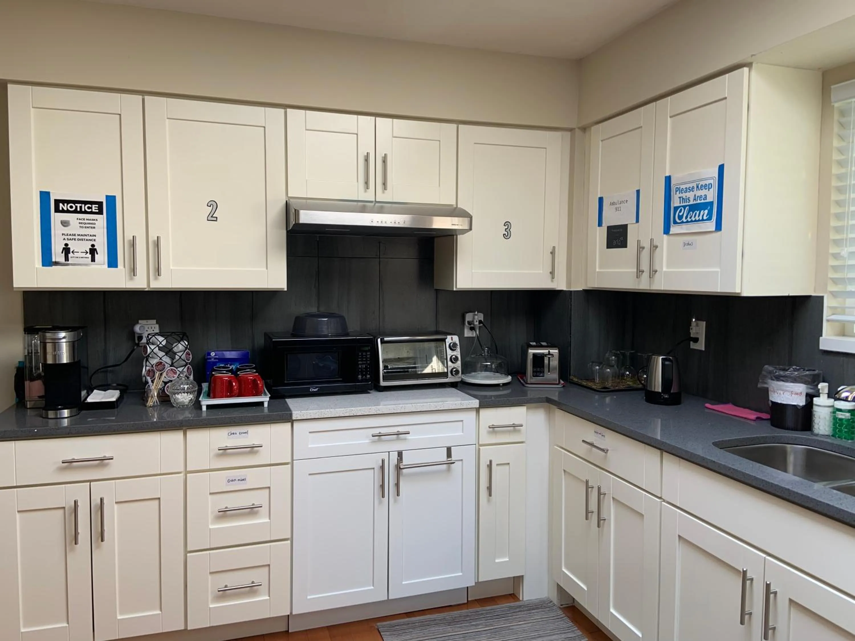 Coffee/tea facilities in Orchid House near Vancouver YVR Airport