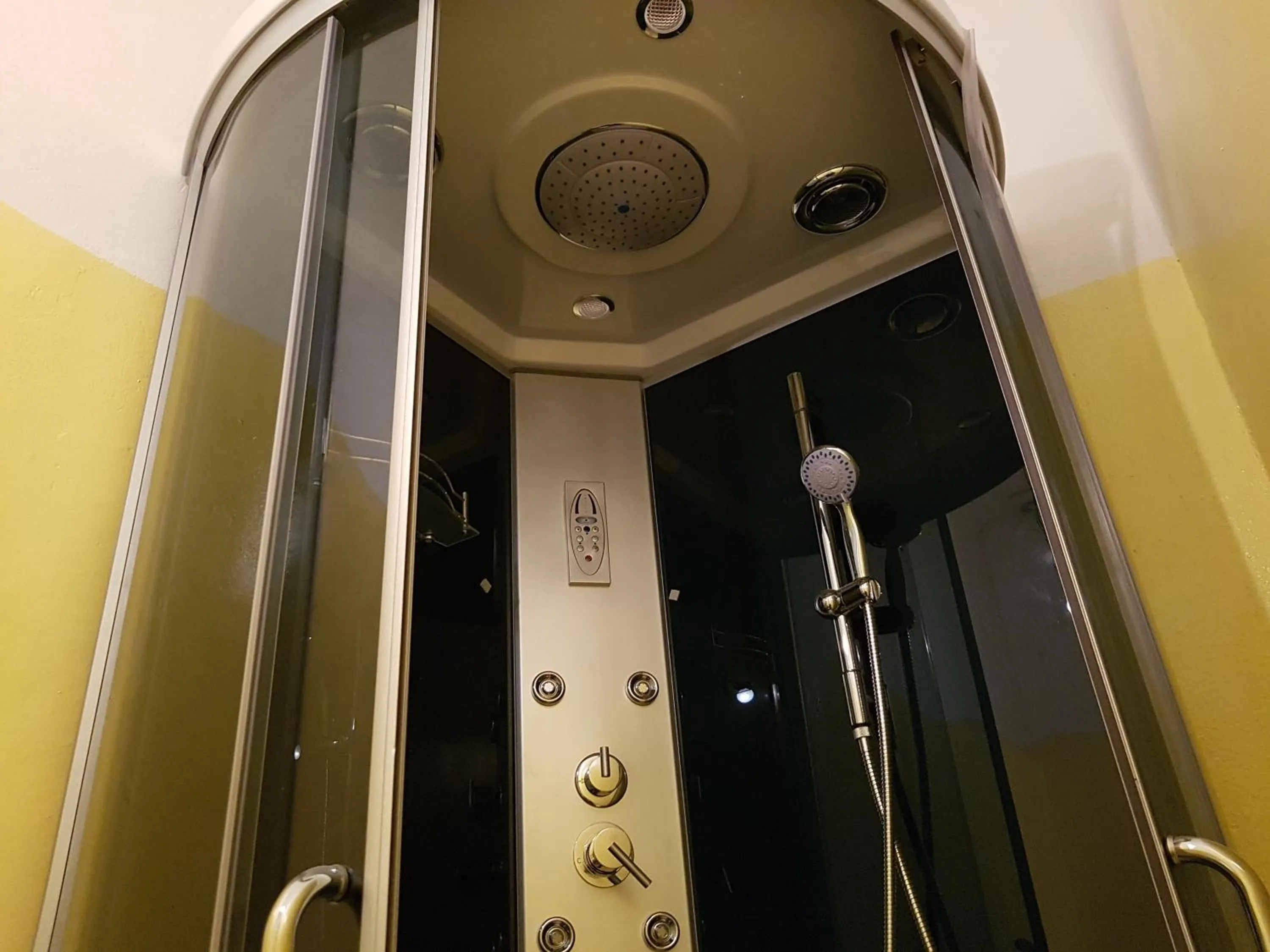 Bathroom in Bed Rho Stazione - Fiera