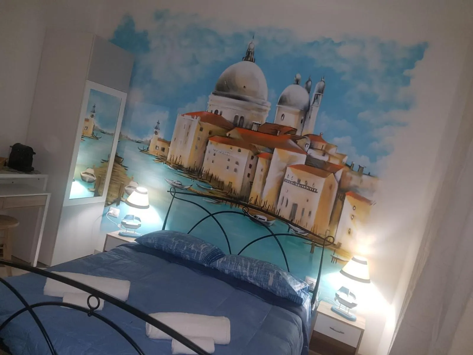 Photo of the whole room, Bed in Bed Rho Stazione - Fiera