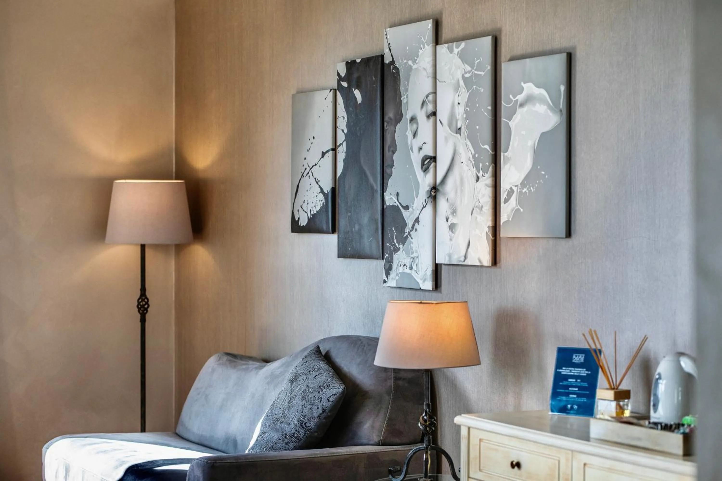 Living room, Bed in Baba Residences