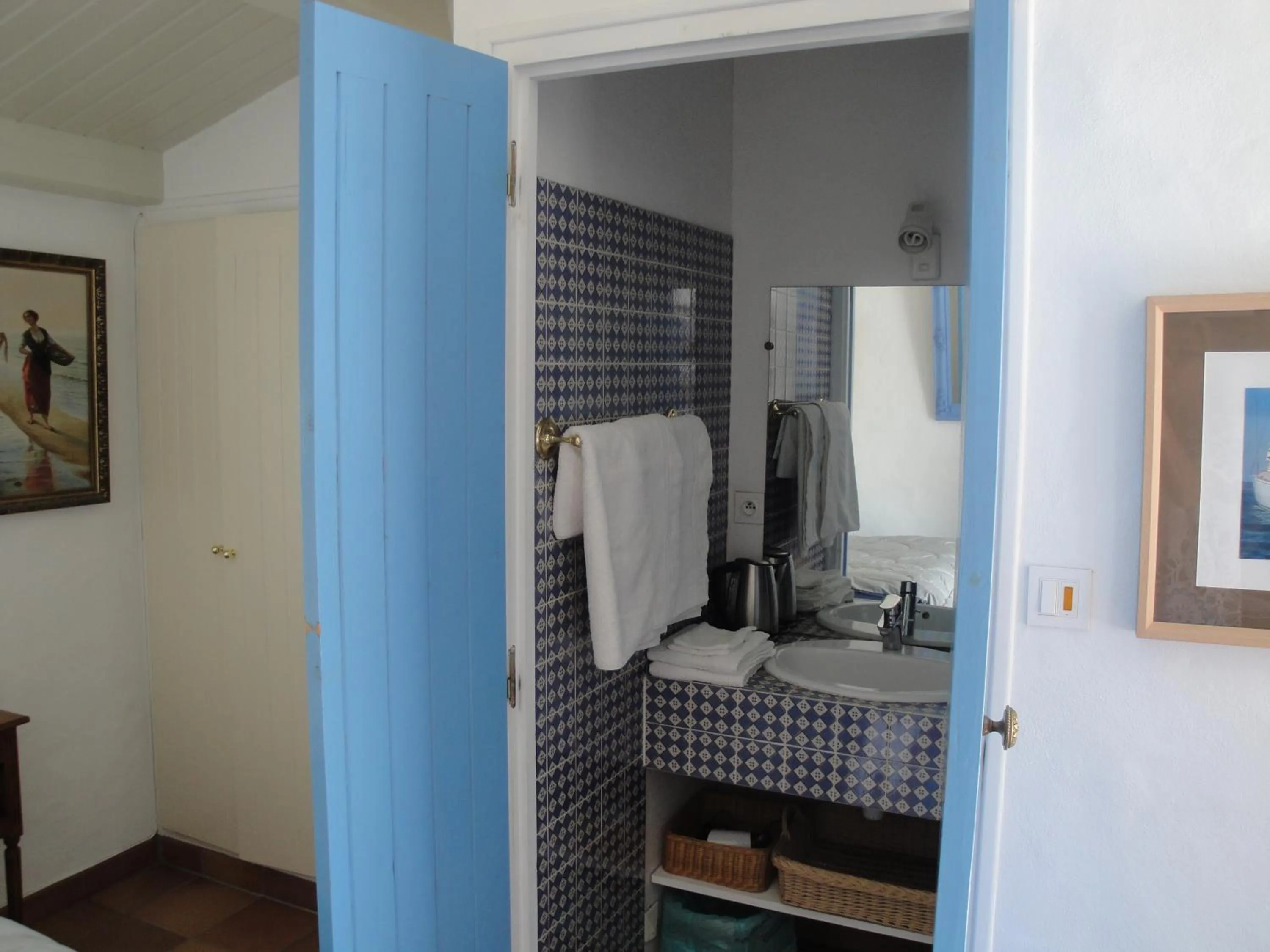 Shower in Le Buzet Bleu Bed & Breakfast