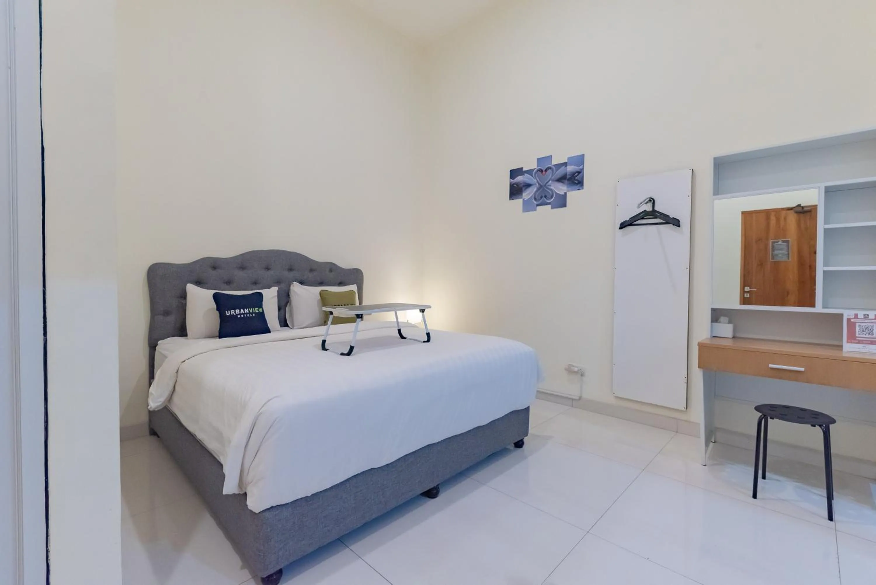 Bedroom, Bed in Urbanview Darmo Residence Bandung