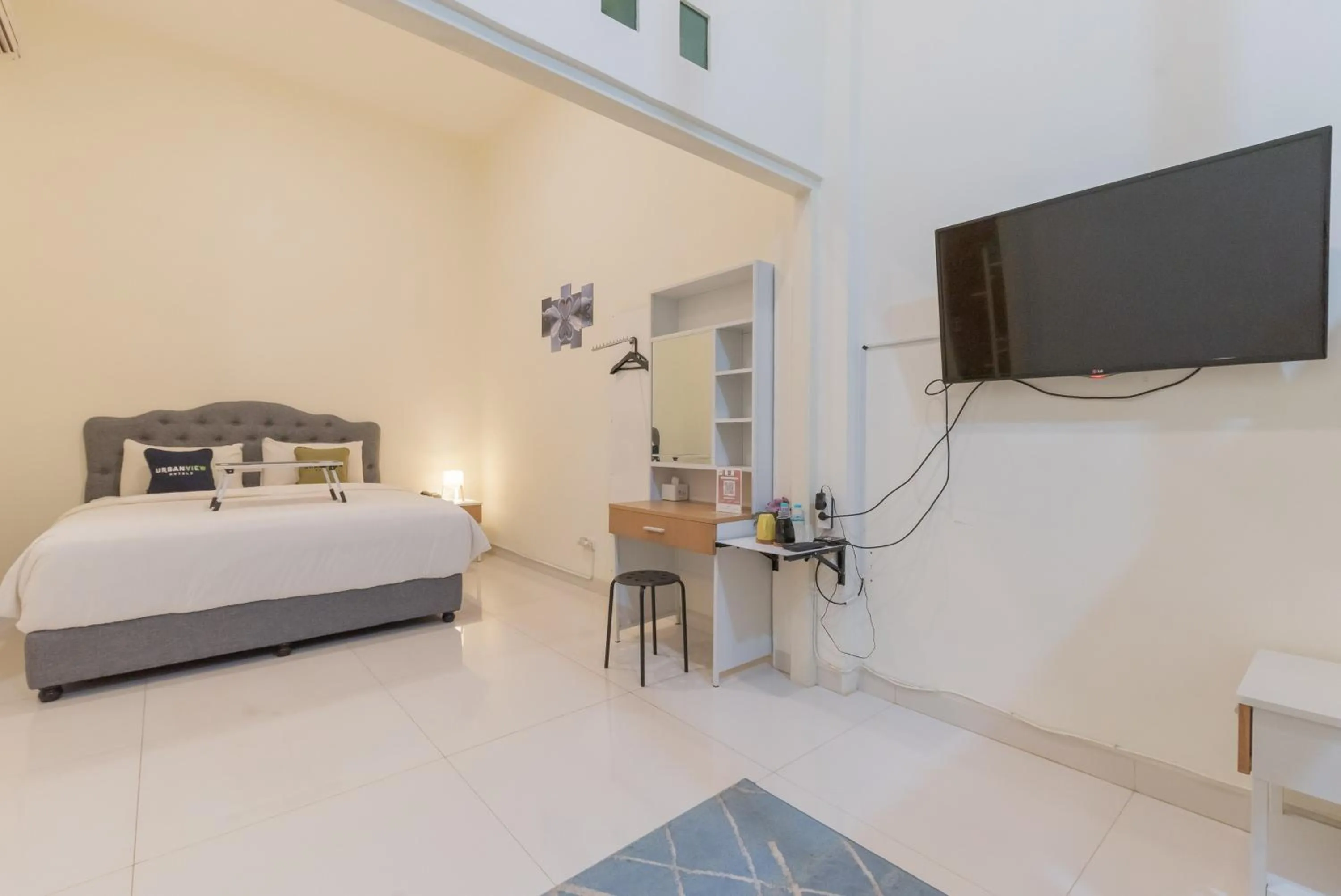 Bedroom, Bed in Urbanview Darmo Residence Bandung