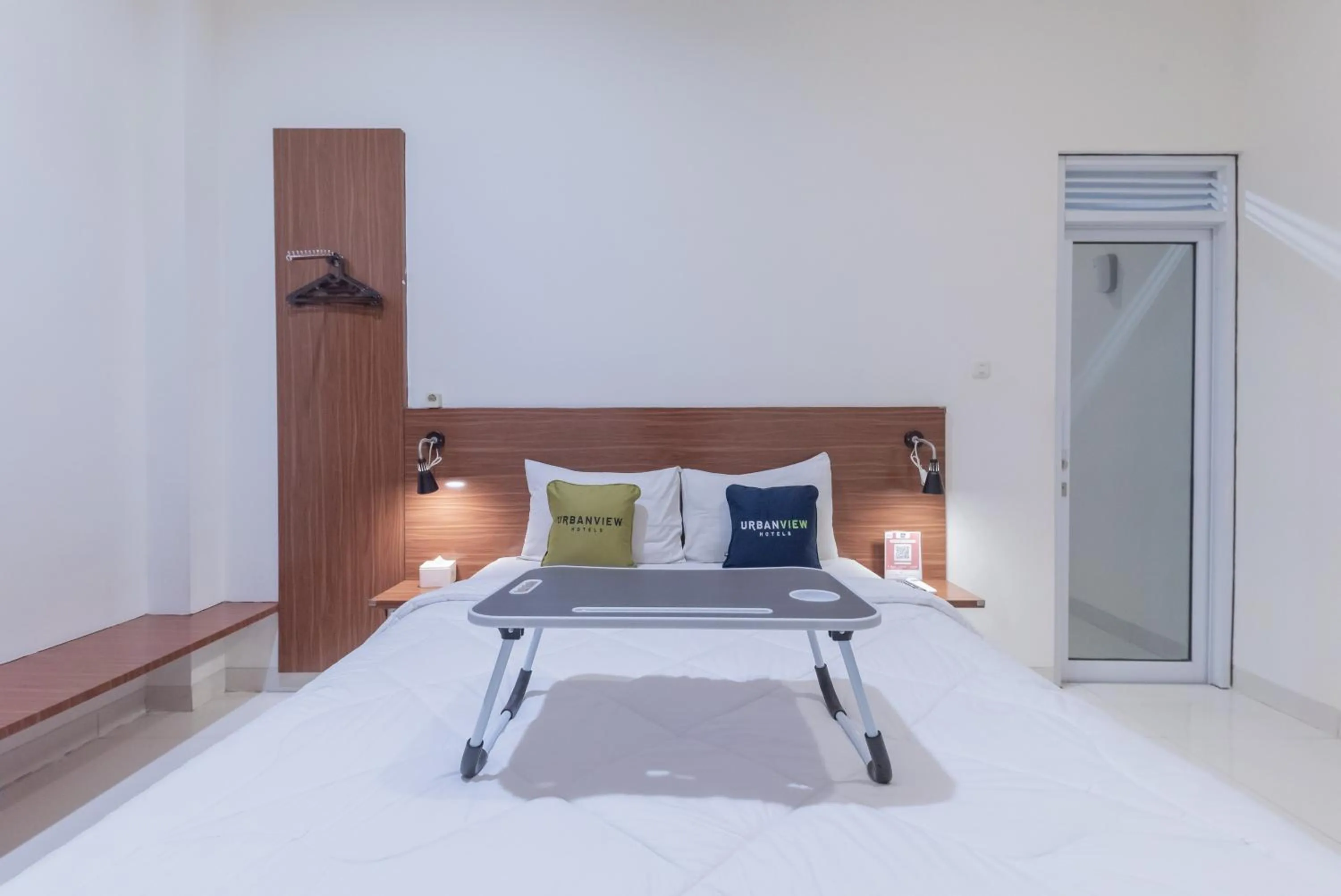 Bedroom, Bed in Urbanview Darmo Residence Bandung