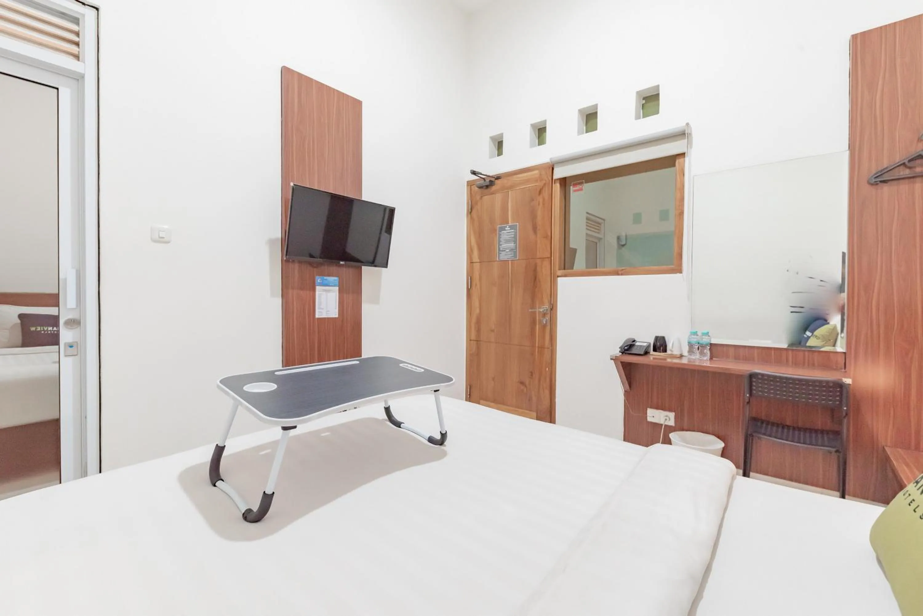 Bedroom, Bed in Urbanview Darmo Residence Bandung