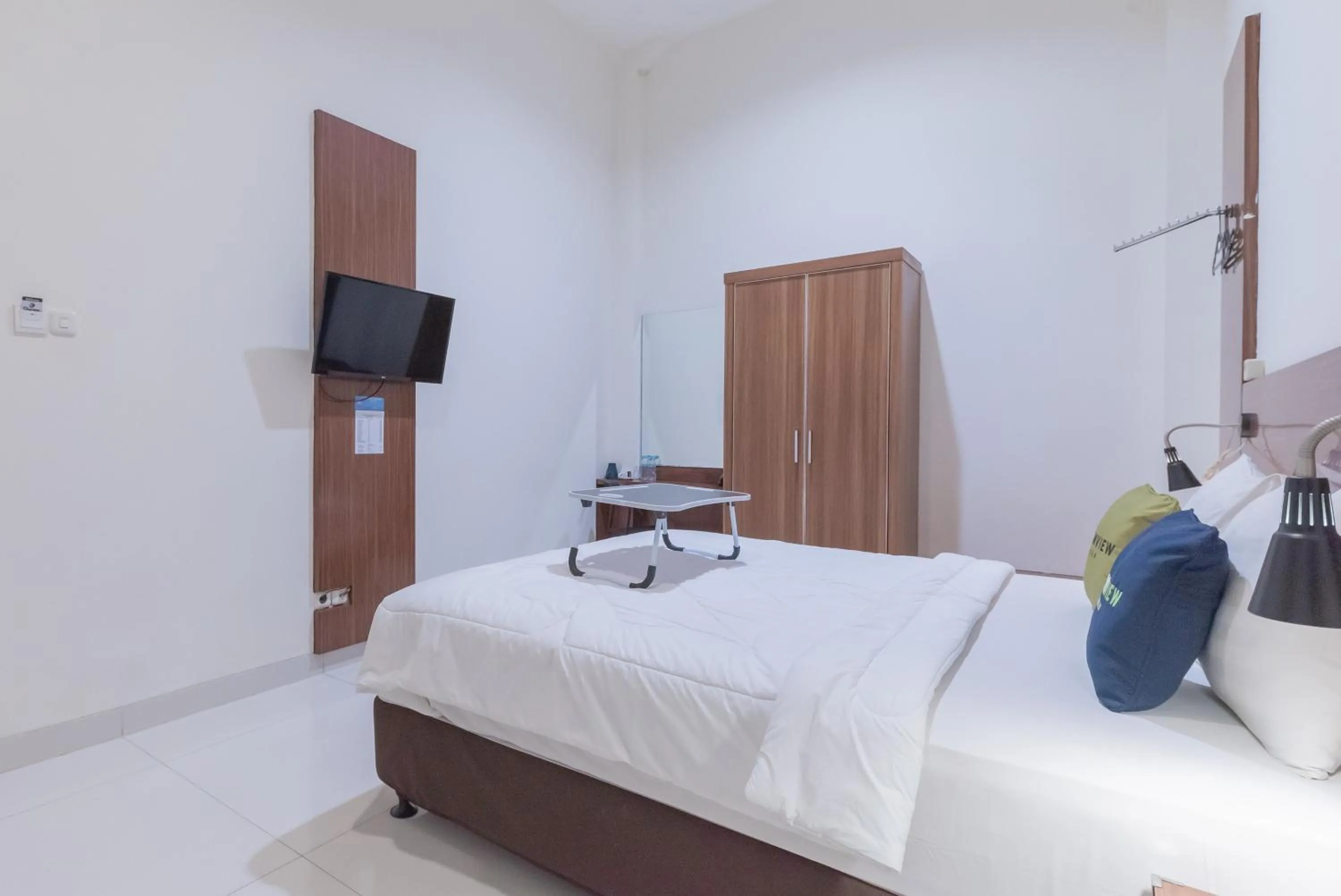 Bedroom, Bed in Urbanview Darmo Residence Bandung