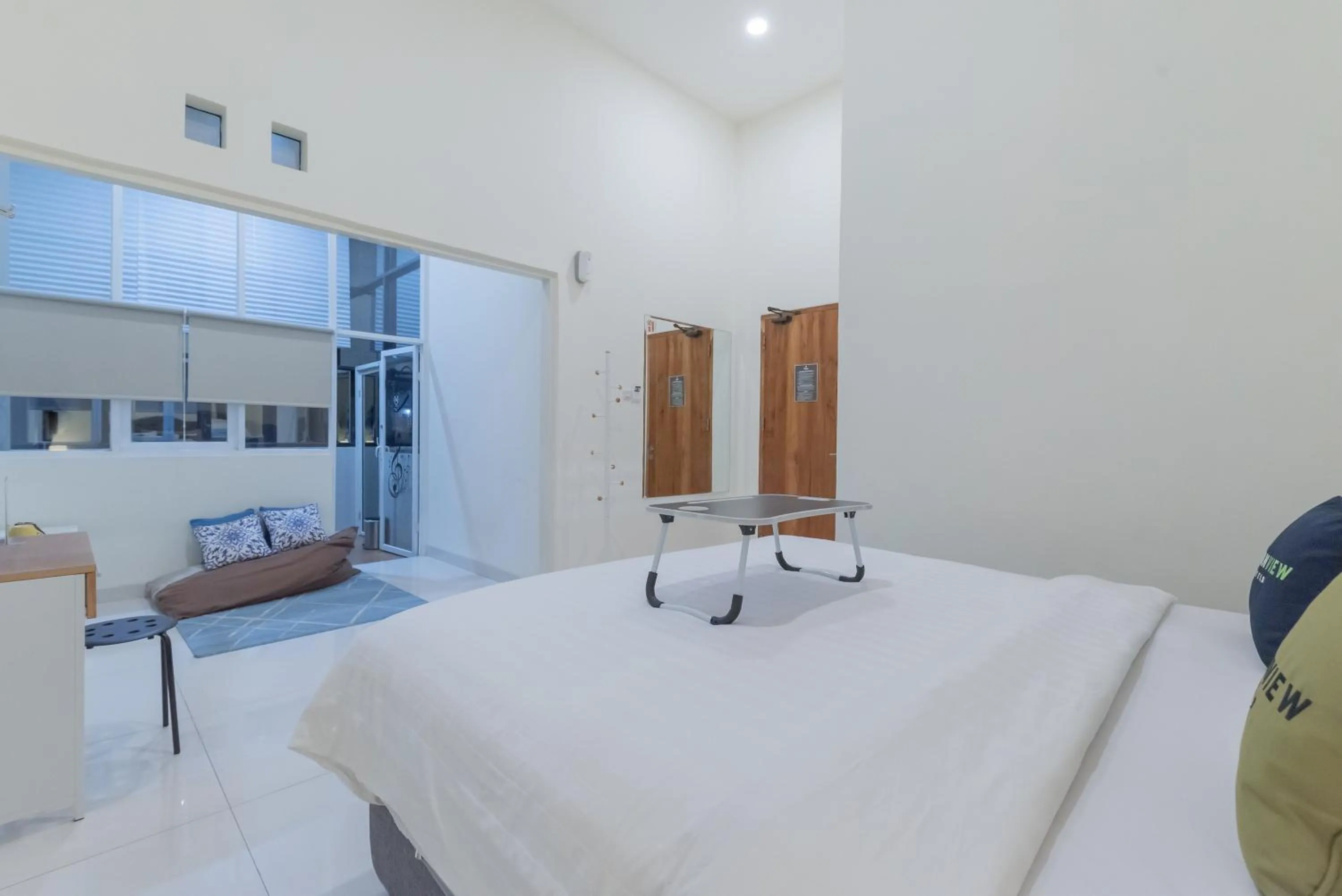 Bedroom, Bed in Urbanview Darmo Residence Bandung