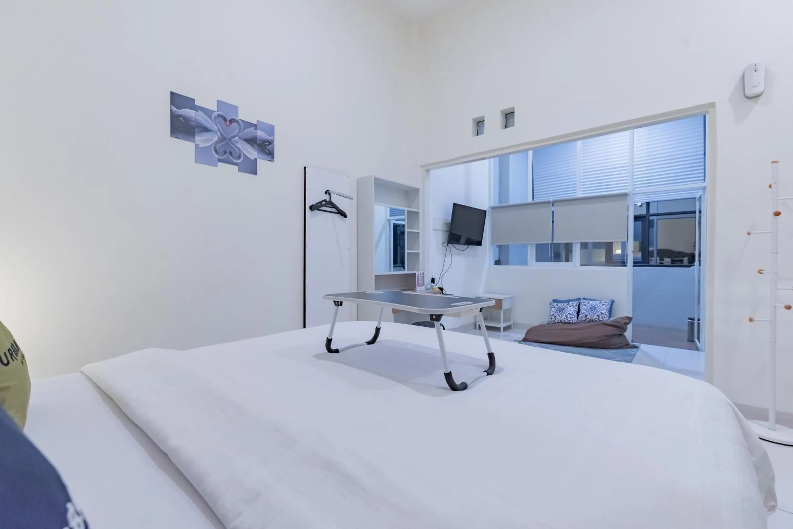 Bedroom, Bed in Urbanview Darmo Residence Bandung