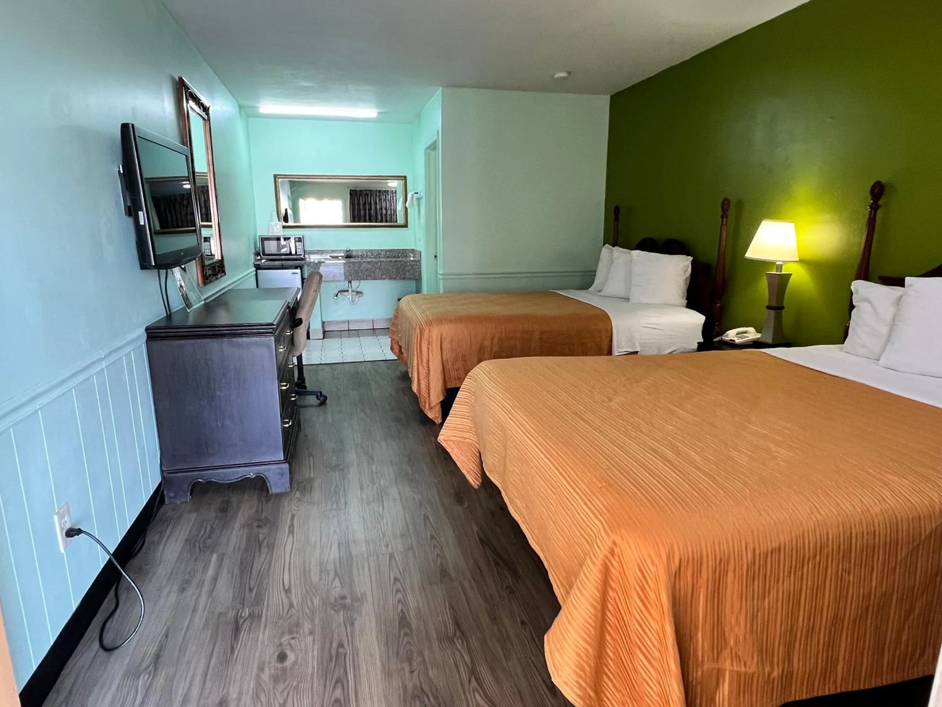 Photo of the whole room in Travelers inn